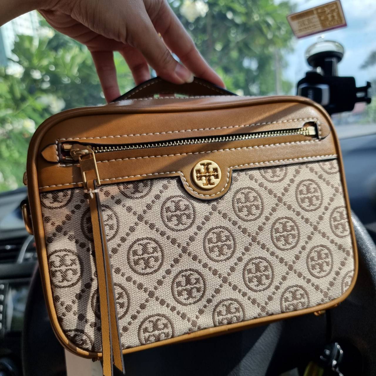 TORY BURCH T MONOGRAM JACQUARD CAMERA BAG ใหม่ล่าสุด ยังไม่เข้าช็อปไทยน้า จัดมาให้สวยเลิศก่อนใคร!! สี hazel ใหม่ หรู ผู้ดีมากๆ กระเป๋าสะพายข้างทรงกล่อง ใช้งานง่าย วัสดุ jacquard woven สลับหนังแท้ มีซิปเปิดปิดด้านหน้า และช่องหลัก ดีไซน์ออกมาให้ดูคลาสสิควิน