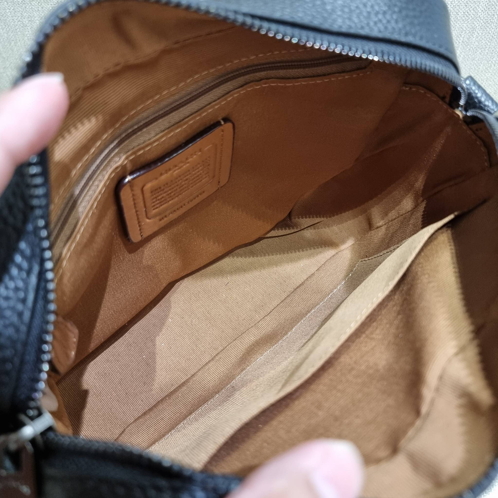 COACH C6080 HUDSON CROSSBODY IN BLOCKED SIGNATURE CANVAS ยกความคูลมาให้หนุ่มๆถึงที่!! ไอเท็มเด็ดหายาก กระเป๋าสะพายข้างดีไซน์ตัดสี เท่ไม่ซ้ำ วัสดุหนังแคนวาสสลับหนัง pepble ทนทาน ใช้งานง่าย ด้วยฝาปิดแบบกระดุมแม่เหล็กด้านหน้า และซิปที่ช่องหลัก ใช้ของได้เลยแบ