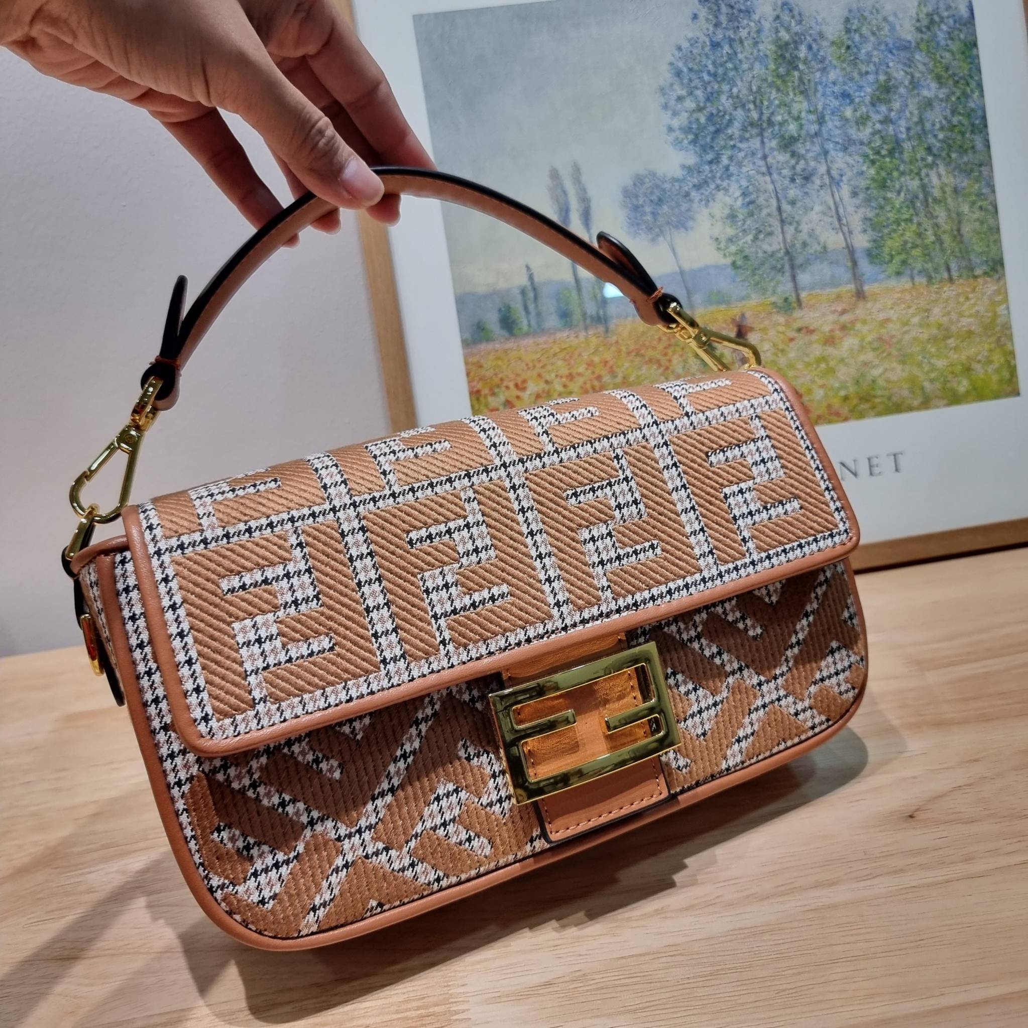 FENDI BAGUETTE MONOGRAM PRINT SHOULDER BAG / FENDI Baguette Brown houndstooth wool bag with FF embroidery อีกหนึ่งรุ่นใหม่ ปังไม่ไหวจ้าแม่!! กระเป๋าสะพายทรงแบคเกตต์ ดีไซน์ลวดลายรอบใบ มี texture โดดเด่นน่าใช้ ดูหรูและคลาสสิค