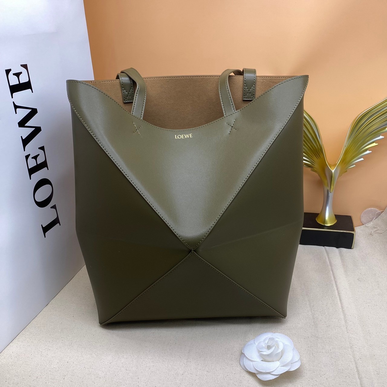 LOEWE Puzzle Fold Tote in shiny calfskin / LOEWE TOTE BAG 27cm พร้อมส่ง กระเป๋าทรงโท้ทใบใหญ่ ใช้งานง่ายเรียบหรู จุของได้เยอะ หนังเรียบสวยอยู่ทรงมาพร้อมสายสะพายยาวถอดได้ พับเก็บได้เป็นเอกลักษณ์