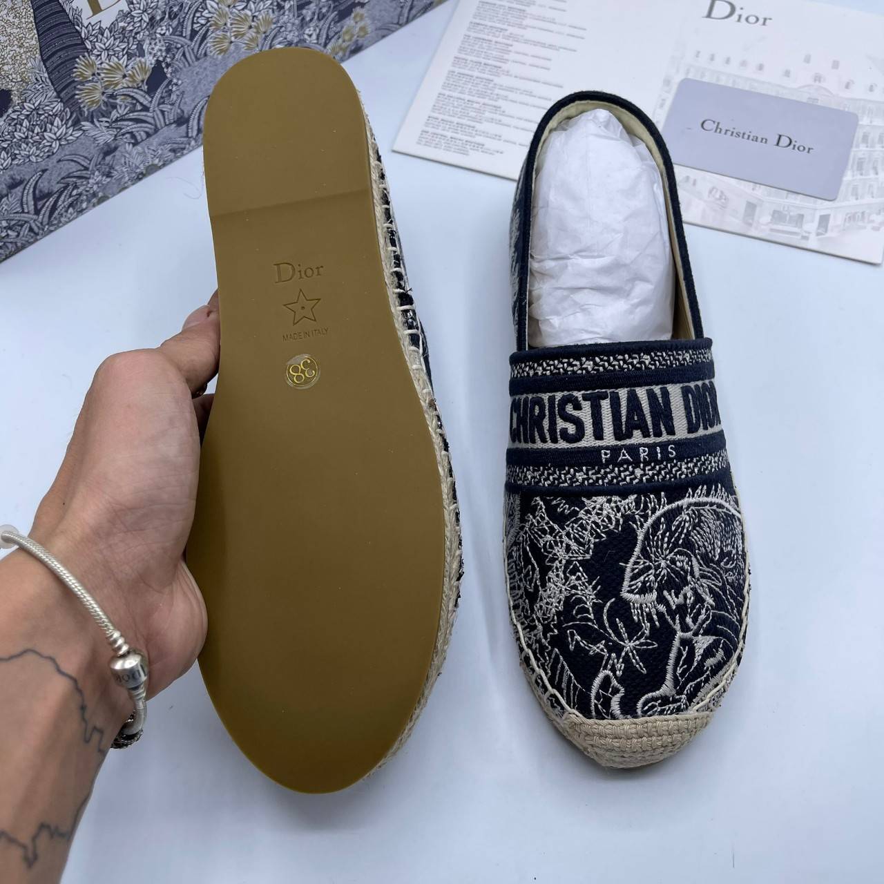 DIOR GRANVILLE ESPADRILLE SS21 Oblique Embroidered Cotton รองเท้าที่เป็นเอกลักษณ์ ที่สุดแห่งความหรูหราที่ใช้งานได้ทุกวัน ตัดเย็บจากผ้าฝ้ายปักลาย ประดับด้วยรายละเอียดสวยงาม งานเกรดออริจินอล 1:1 เหมือนที่สุด มีเลข Code ภาพสินค้าถ่ายจากงานขายจริง ไม่โป๊ะแตกแ