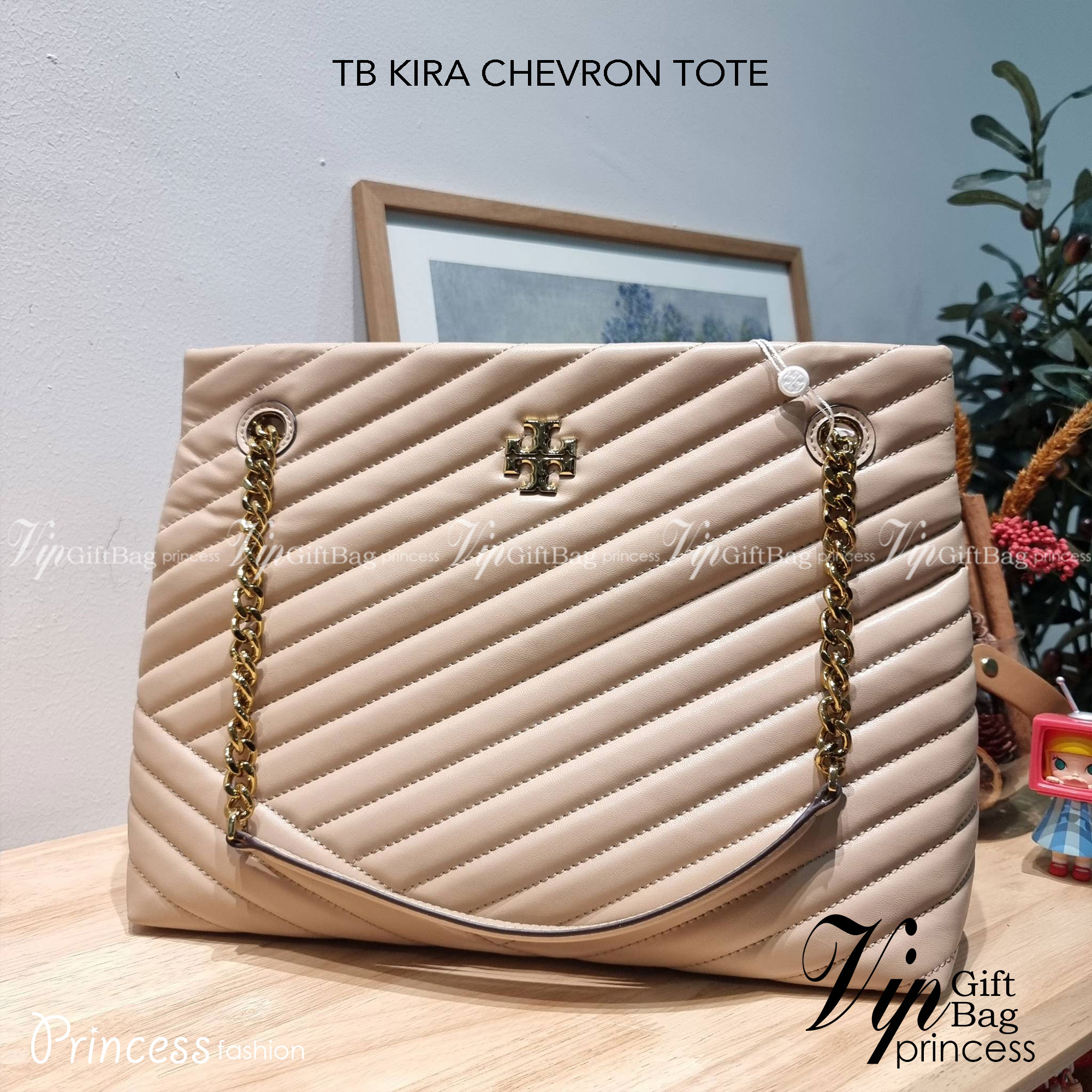 TORY BURCH KIRA CHEVRON TOTE กระเป๋าสะพายรุ่นที่ใครๆก็ต้องมี กับทรงโท้ทไซส์ใหญ่ ใช้ยังไงก็ดูหรู ดีไซน์เฉพาะตัว วัสดุหนังสัมผัสนิ่ม