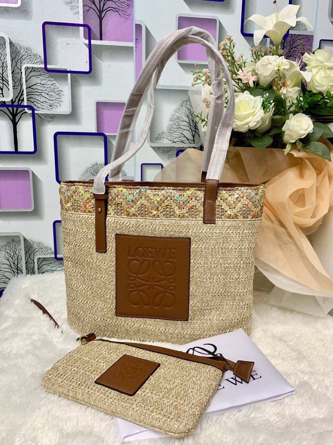 LOEWE TOTE BAG VIP GIFT WITH PURCHASE (GWP) พรีเมี่ยมกิ๊ฟ Limited Edition จาก LOEWE PERFUME DUTYFREE COUNTER วัสดุ Textile Canvas & CalfSkin งานสวยหรู รูปทรงวินเทจมาพร้อม Clutch ใบเล็กเข้าชุด ซื้อ 1 ได้ถึง 2 ด้านหน้าปักโลโก้แบรนด์ LOEWE ผ้าเนื้อหนาใช้งานท