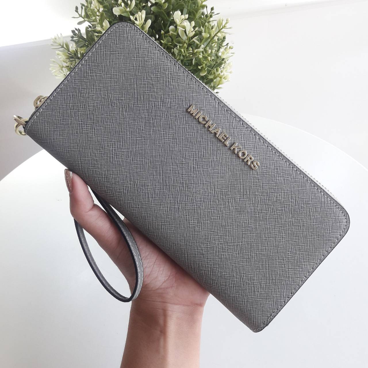 Best seller! งานขายดี รุ่นใหม่คะ Michael kors saffiano Wallet กระเป๋าสตางค์ใบยาว หนัง Saffiano ซิปรอบ สวยหรู มาก อะไหล่ปั้มโลโก้แบรนด์ ด้านในมีช่องใส่บัตร เยอะม้ากกก อีกด้านมีช่องแบงค์+ซิปใส่เหรียญ จุของได้เยอะจริงๆคะ ใส่ iphone 6+ ได้ สวยหรูดูดี อุปกรณ์ค
