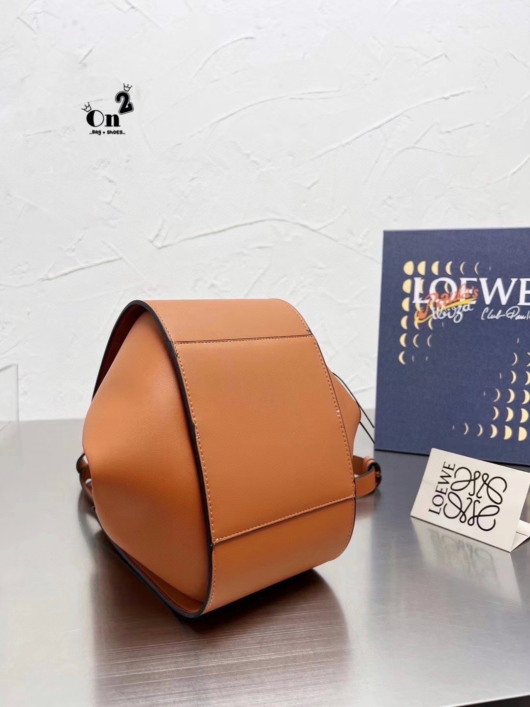 Loewe Hammock Bag / Loewe Small Hammock Leather Bag กระเป๋าถือหรือสะพาย รุ่น Rare items สุดๆ หนังสวยดีไซน์มีเอกลักษณ์ ใบขนาดกำลังดี น้ำหนักเบา สามารถปรับได้หลายทรง ด้านข้างมีซิปปรับขยายได้ ภายในโล่งกว้าง ใส่กระเป๋าสตางค์ กล้อง มือถือ ของใช้ได้เยอะ หูหิ้วห