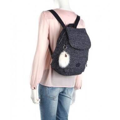 Kipling City Pack S K18014 Kipling มาพร้อมดีไซน์ทันสมัย สนุกสนาน ใช้งานได้อย่างคล่องตัว ด้วยสีและลายสุดคลาสสิก โดดเด่นด้วยพื้นที่ภายในและช่องต่างๆ ที่ให้คุณจัดเก็บของสำคัญได้ครบถ้วน