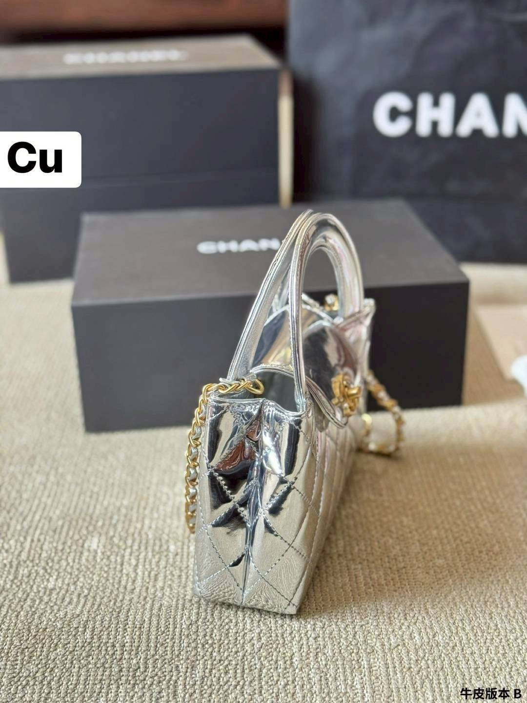 CHANEL 23K Kelly Mini Handbag Metallic Color กระเป๋าสะพายทรงสวยเรียบหรู สีใหม่เมทัลลิกเงางาม ผสมผสานดีไซน์วินเทจสง่างามทันสมัย ใช้งานได้หลากหลายโอกาส คอลเลคชั่นสุดฮอต กระเป๋าถือ/สะพายข้าง คงเอกลักษณ์ ให้ความเป็นผู้ดีในตัว สวยงาม
