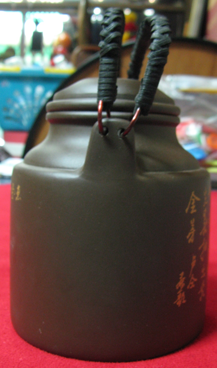 สินค้าหมดค่ะ กาน้ำชาคนขี่ม้า-ตัวหนังสือจีนปั้นด้วยมือ(ทำจากดินจื่อซา)สีม่วงประกายแดงค่ะ