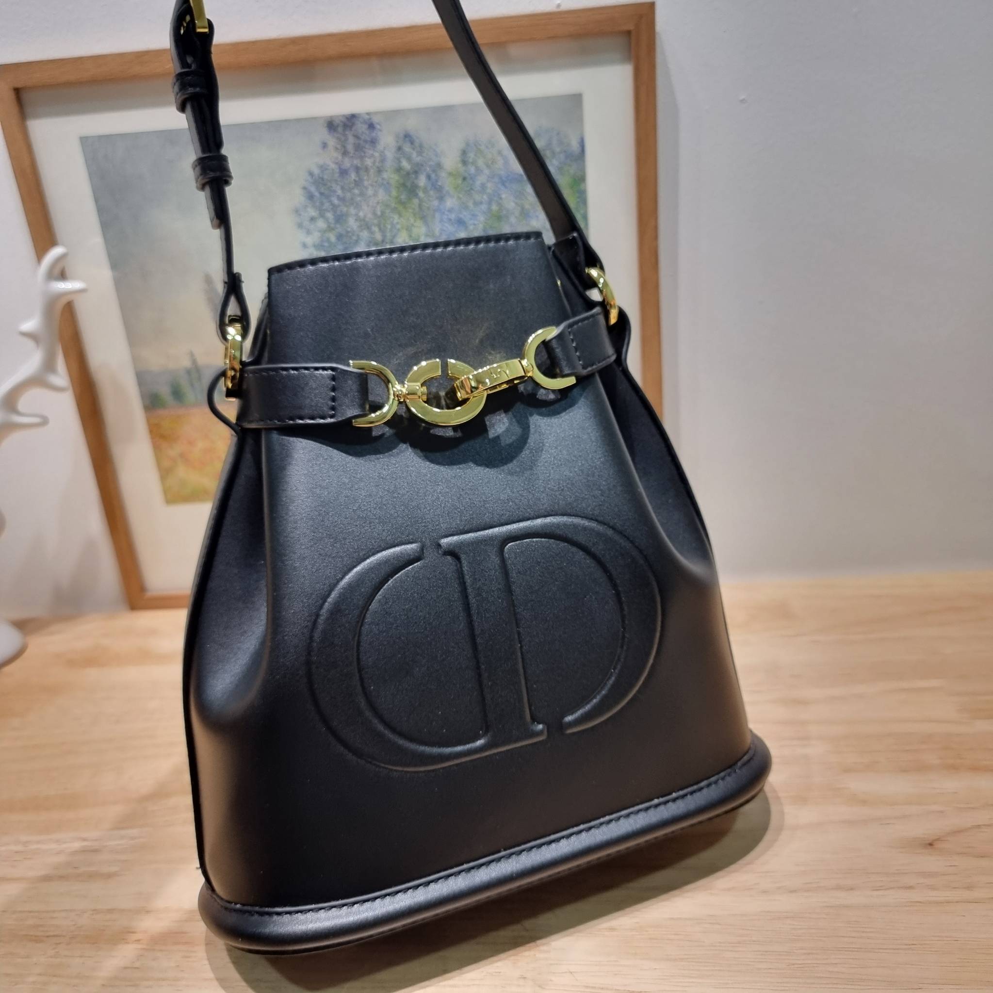 CD MEDIUM C'EST BAG 25cm / Dior bucket bag พร้อมส่ง กระเป๋าสะพายสุดคลาสสิค ดีไซน์หรู มีดีเทลสวยไม่ซ้ำใคร อะไหล่ออกแบบมาเป็นตัวซีดี