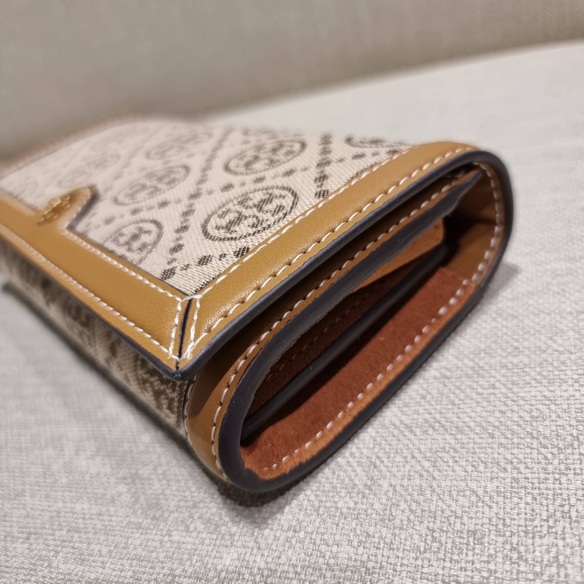 TORY BURCH T MONOGRAM JACQUARD CROSSBODY WALLET best seller ของคอลเลคชั่นนี้ ต้องไม่พลาด กับกระเป๋าสะพายกึ่งกระเป๋าสตางค์ ที่ช่วยให้ชีวิตง่ายขึ้น วัสดุผ้า jacquard ตัดสลับหนังแท้ เปิด-ปิดแบบฝาปิดแม่เหล็ก ภายในใส่ธนบัตรได้ มีช่องใส่บัตร และยังมีช่องซิปอีกด