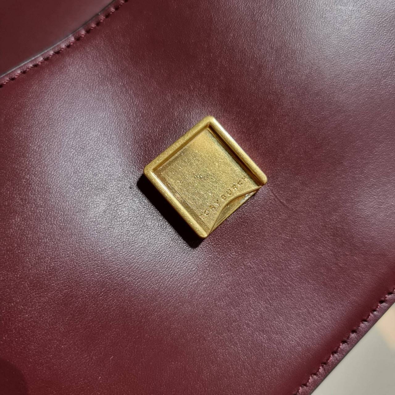 TORY BURCH ELEANOR SMALL CONVERTIBLE SHOULDER BAG ฮอตไอเท็ม รุ่นนี้ขายดีขายหมด คัมแบค!! สวยหรู คุณหนู ผู้ดี!! หายากมากที่สุด!! กระเป๋าสะพายข้าง ดีไซน์อยู่ทรง ขนาดกำลังสะดวกใช้สำหรับสาว วัสดุหนังแท้เต็มใบ สีทูโทน เปิด-ปิดด้วยแถบแม่เหล็ก ภายในแบ่งสัดส่วนได้