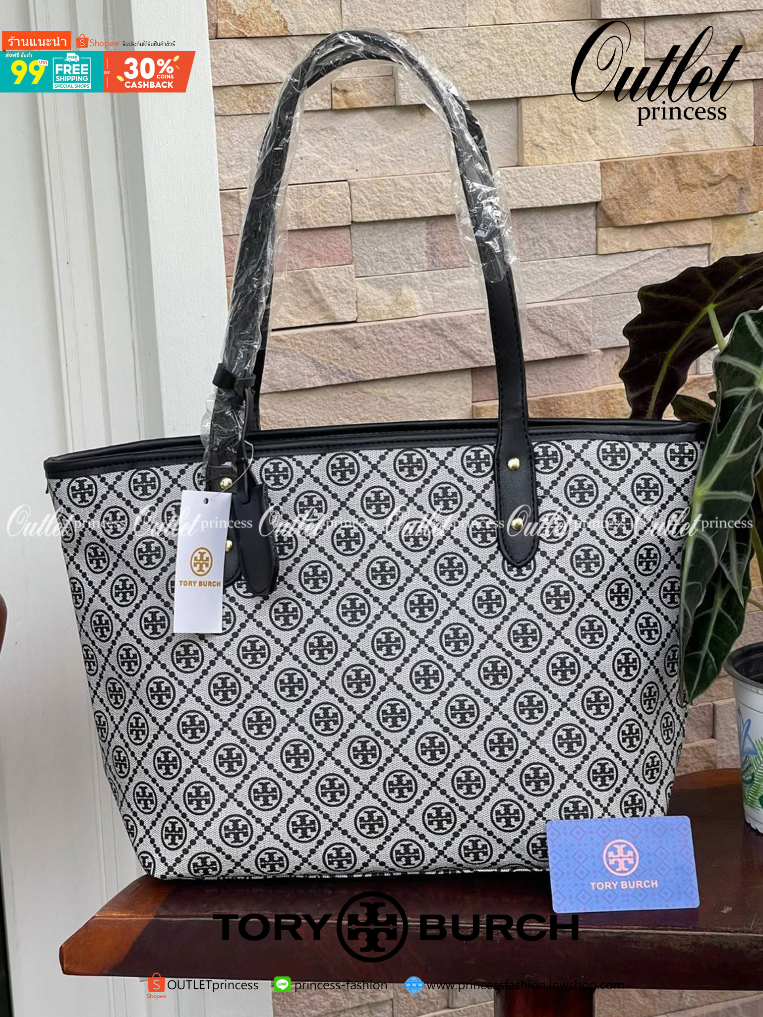 OUTLET 】Tory burch T Monograme Large shopping bag กระเป๋าสะพายใบไหล่ใบใหญ่ โดยตัวกระเป๋าทำมาจากผ้าแคนวาสเคลือบผิวด้านทนต่อรอยขีดข่วนได้เป็นอย่างดี ขนาดที่ใหญ่สามารถใส่ได้ทั้งเอกสารและสัมภาระต่างๆ พร้อมด้วยซิปปิดกระเป๋าด้านบนจึงเป็นอีกรุ่นที่เหมาะกับสาวออฟ