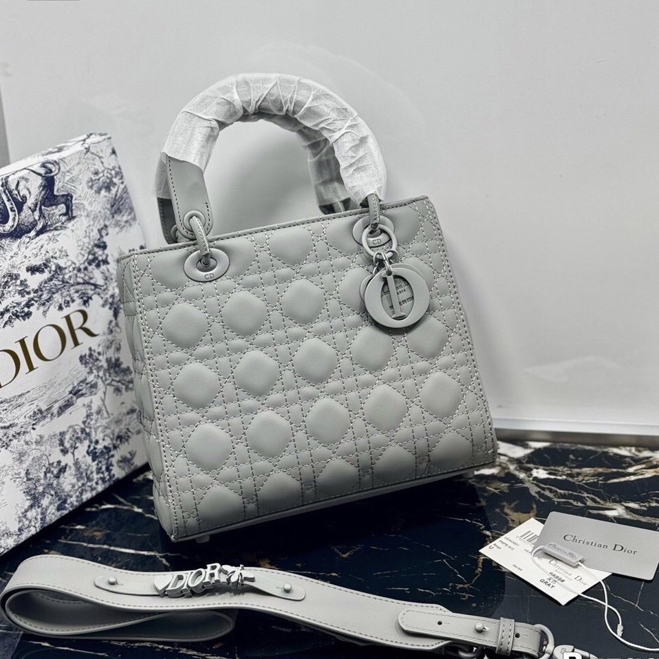 Dior Medium Lady Dior Bag 25cm กระเป๋าสะพายทรงโท้ท ที่สุดของความเรียบหรูดูแพง น้อยแต่มากที่แท้ทรู ดีไซน์เรียบง่าย แต่แฝงไปด้วยความหรูหรา ทรงกล่องคลาสสิค โดดเด่นด้วยพวงกุญแจอะไหล่โทนสีเดียวกับกระเป๋า เป็นเอกลักษณ์ด้วยลายเส้นซ้อนทับสวยงาม