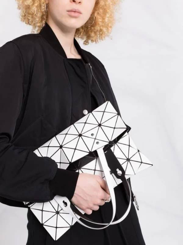 Baobao Issey Miyake 6x6 กระเป๋า Tote รุ่นนี้ถือว่าเป็นกระเป๋า Tote ไซส์กลางที่เหมาะกับการพกพาสิ่งของที่จำเป็นในทุก ๆ วัน มาพร้อมสายที่สามารถปรับได้ทั้งสองสาย และมีช่องใส่ของช่องเล็กด้านใน 1 ช่อง จุของได้เยอะแถมยังทนทาน ใช้เป็น Everyday Bag ได้เลยคะ พกพาสะ