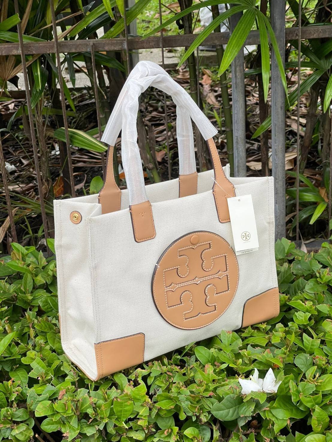 Tory Burch Ella maxi Logo Canvas Mini Tote Bag Collection นี้เป็นกระเป๋าที่ตอบโจทย์สาววัยทำงานอย่างมาก ด้วยโทนสีที่สุภาพ เรียบหรู อีกทั้งยังมีขนาดกำลังดีไม่ใหญ่จนเกินไปและยังบรรจุของได้จำนวนมาก จึงสามารถหิ้วไปทำงาน ชอปปิง หรือจะใช้เป็น Everyday Bag ในชีวิ