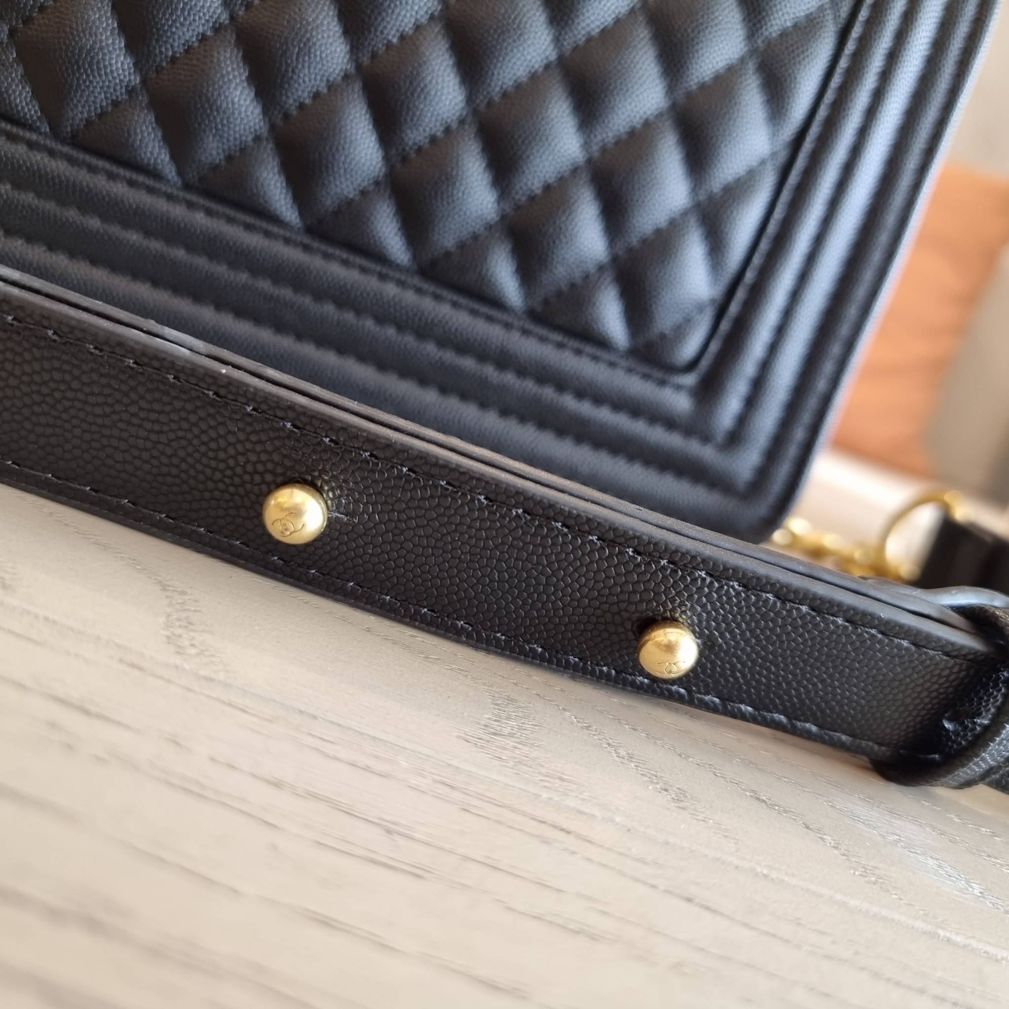 Chanel Boy 10" พร้อมส่งที่ไทย รุ่นสุดฮอต อะไหล่สีทองสุดหรู วัสดุหนังลายคาร์เวีย ทรงคลาสสิคที่สาวๆห้ามพลาด!! ในราคาสุดคุ้ม เปิด-ปิดกระเป๋าด้วยตัวล็อค ภายในโล่งกว้าง ไซส์ใหญ่ใส่ของได้เยอะ มีช่องแยกในกระเป๋า มาพร้อมสายสะพายโซ่สลับหนังรองบ่า (ถอดได้-ปรับ