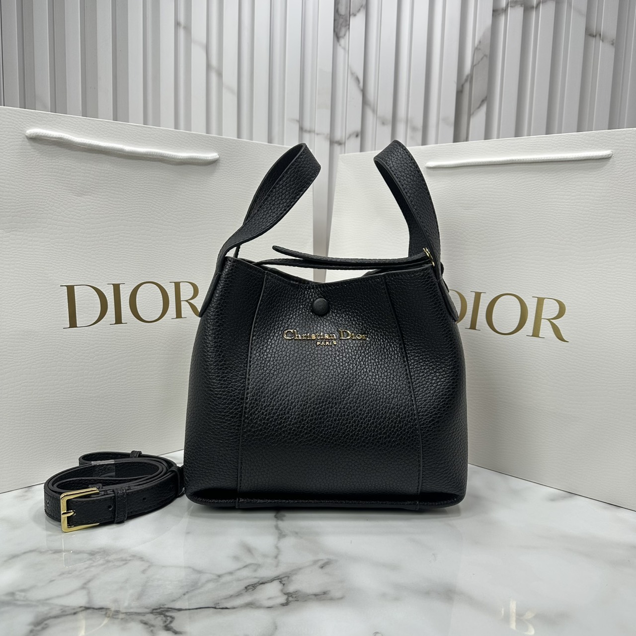ORI หนังแท้ | DIOR Small Signature Bucket Bag / Dior bucket bag กระเป๋าทรงบัคเกตรุ่นใหม่ล่าสุด มาพร้อมกับการออกแบบที่โดดเด่น และสง่างาม เรียบหรูดูแพง มีรายละเอียดสุดวิจิตร