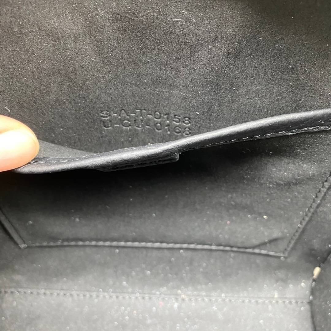 CELINE NANO LUGGAGE BAG IN DRUMMED CALFSKIN เกรดออริจินอล กระเป๋าสะพายรุ่นตามหา ขนาดกำลังดี เปิดปิดด้วยซิปอะไหล่ทองมีที่จับหนัง ด้านในกว้าง มาพร้อมช่องซิปอีกช่อง เป็นอีกทรงที่ฮิตมานานข้ามปี มาพร้อมสายยาวสะพายแบบ CROSSBODYได้ หรือจะถือออกงานก็สวยหรูอีกแบบ 