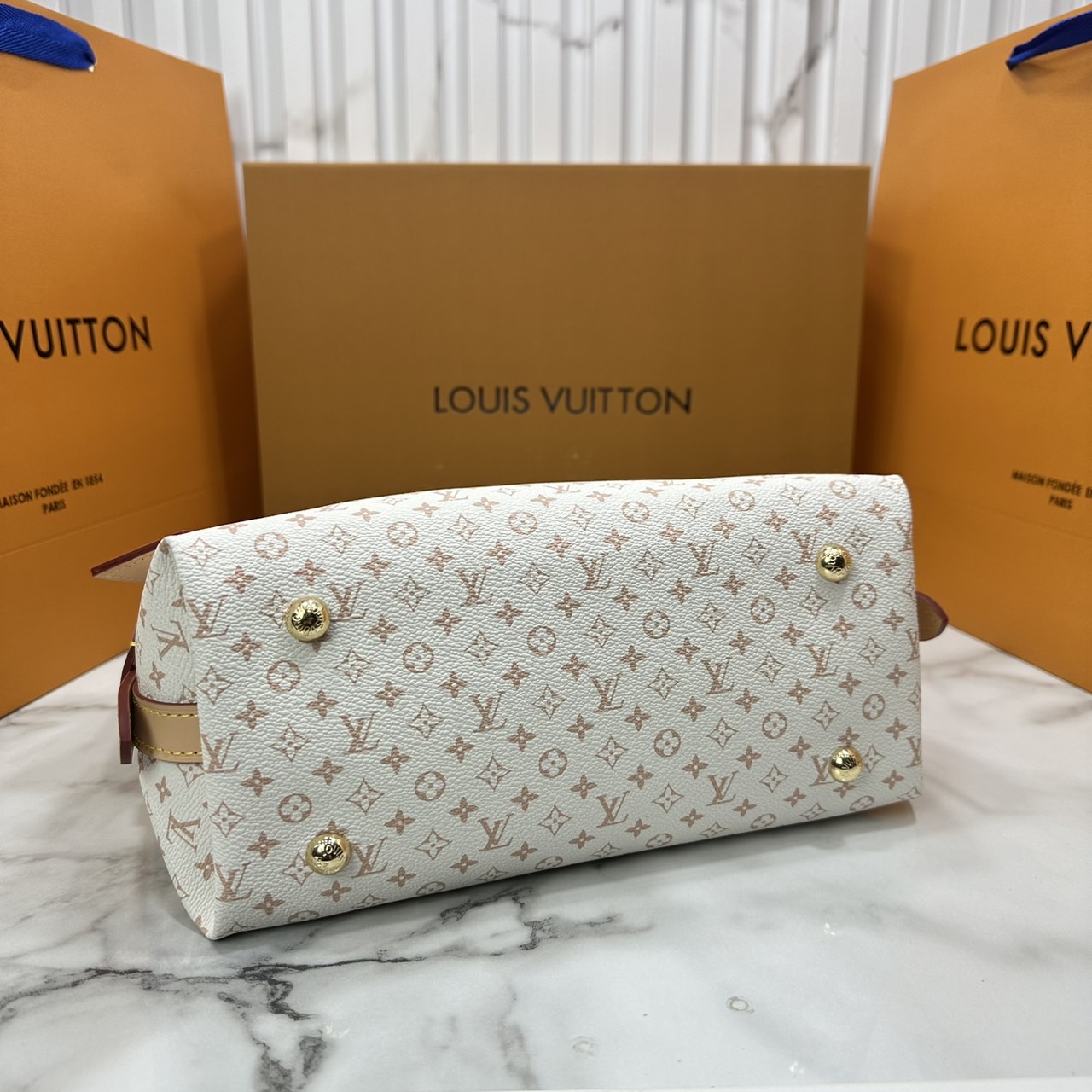 ORI หนังแท้ | LV CarryAll PM bag กระเป๋าสะพายทรงโท้ทแครี่ออล Monogram แคนวาสแต่งขอบหนังผสานเสน่ห์สวยงามเข้ากับดีไซน์ที่รับกับสรีระให้คุณพกพาไปได้ทุกที่ ด้านในออกแบบมาอย่างชาญฉลาด มาพร้อมใบเล็กเข้าเซ็ท