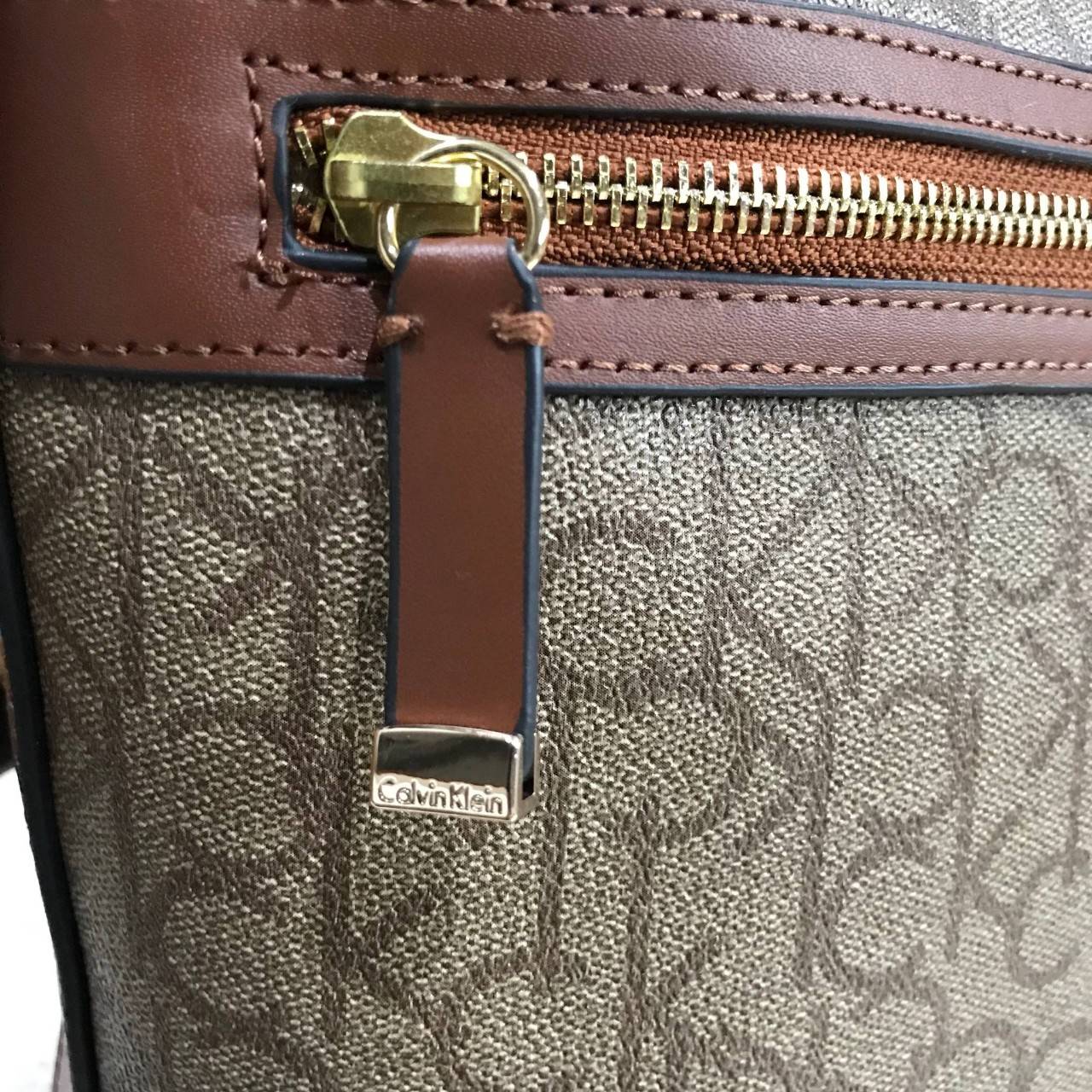 Calvin Klein CrossBody Bag Y2019 Newvin! กระเป๋าสะพายหนังสวยอยู่ทรง ลาย Signature แบรนด์รอบใบ ทรงถัง เปิดปิดด้วยซิป ด้านหน้าประดับโลโก้แบรนด์ อะไหล่ทอง ขนาดกำลังดี น้ำหนักเบา ภายในกว้าง ซับในพิมพ์แบรนด์ ใส่ wallet ยาวได้ พร้อมสายยาว ปรับได้ Crossbodyได้ค่