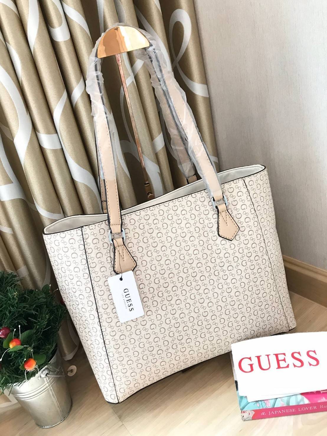GUESS Factory Women's Diem Logo-Print Tote กระเป๋าถือหรือสะพายไหล่ ใบใหญ่ pu. เนื้อดี ลายแบรนด์ รอบใบ พร้อมพวงกุญแบรนด์ ภายในแบ่งช่องเป็นสัดส่วน จุได้เยอะ ใส่ A4 ได้ หูหิ้วสะพ่ยไหล่ได้ค่ะ