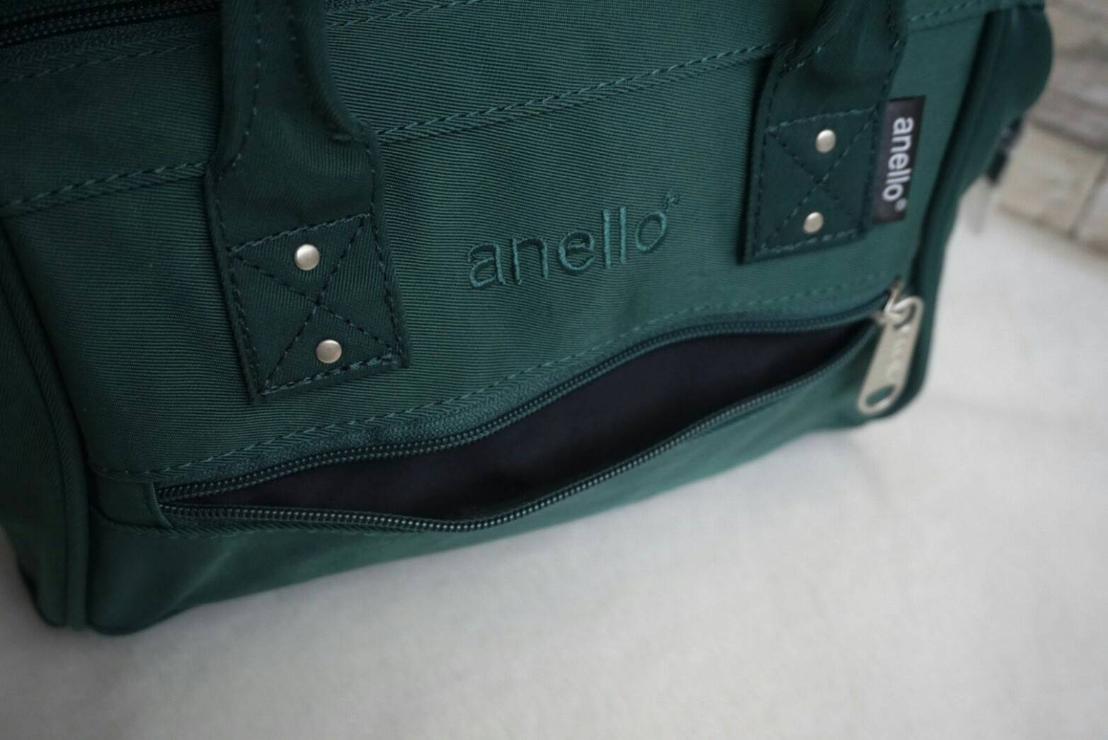 ANELLO Polyester Twill Mini Shoulder Bag AT-H1371 แบรนด์ฮิตติดลมบนในขณะนี้ กับคอลเลคชั่นใหม่เป็นรุ่นทรง Shoulder bag กระเป๋าสะพายในนี้ทำจากผ้า Polyester twill ที่มีความคงทนและมีสีสดใส กระเป๋าที่ดูจะใบเล็กๆใบนี้ สามารถบรรจุขวดน้ำ 500ml และกระเป๋าตังค์แบบยา