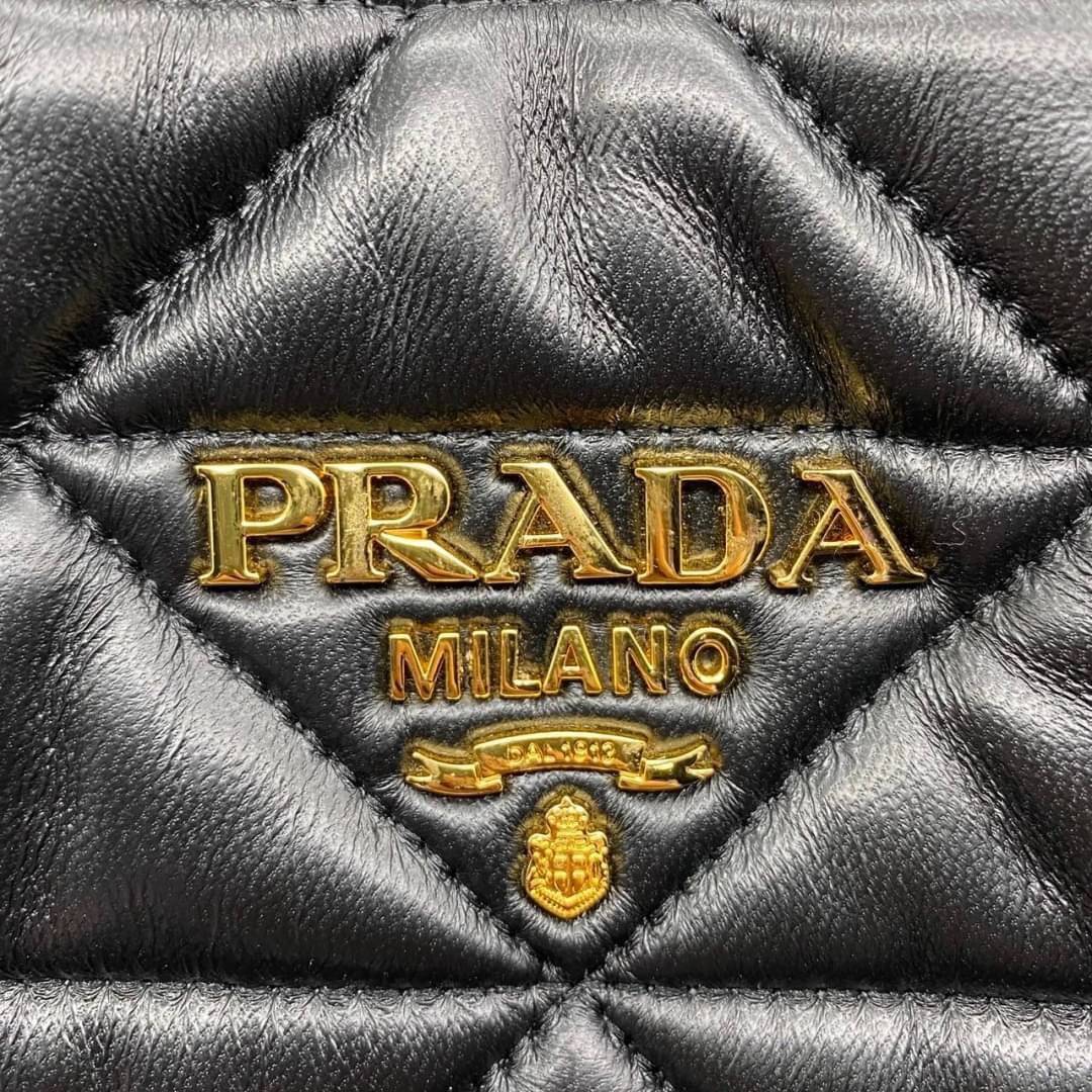 Medium PRADA nappa-leather tote bag with topstitching / PRADA Tote Bag กระเป๋าทรงโท้ท ภายในโล่งกว้าง มีหูจับในตัว ใส่สัมภาระได้เยอะจุใจ พร้อมส่งที่ไทยสวยน่าใช้มากห้ามพลาด!