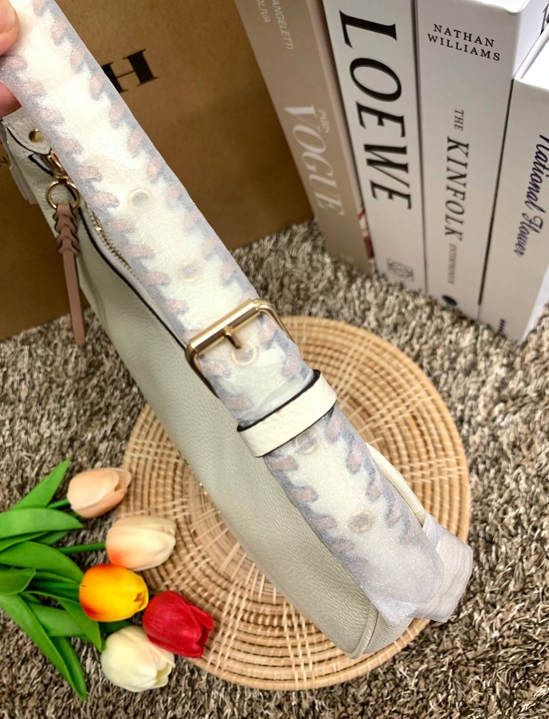 COACH BAILEY HOBO WITH WHIPSTITCH ((C4108//C1322)) พร้อมส่งที่ไทย!! สวยจริงไม่จกตาแน่นอนค่าา กระเป๋าทรงโค้ง ใช้แบบหิ้วหรือคล้องไหล่ก็ดูดี ใช้วัสดุหนังแท้ชั้นดี หนังสวยมากๆค่ะ ด้านหน้าใช้อะไหล่แบรนด์ตัวใหญ่ หรู ดูสะดุดตามีเดียว