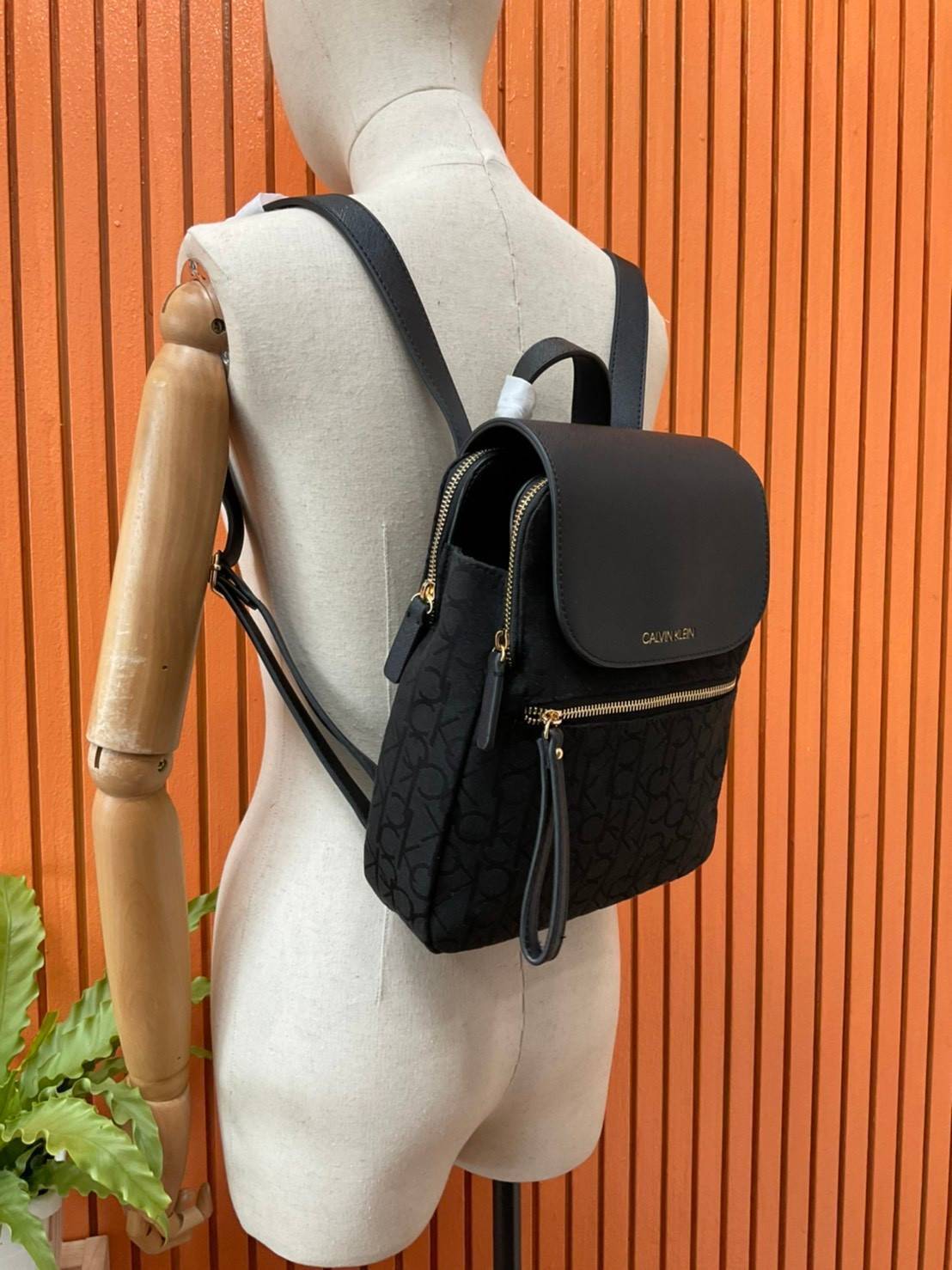 ของแท้ 💯% Elaine Calvin Klein Monogram Small Backpack 💕ของมันต้องมี สวยหรูดูแพงมาก สำหรับรุ่นนี้ และมีฟังชั่นช่องการใช้งานที่มากที่สุด!!! 💕 กระเป๋าสะพายเป้รุ่นใหม่ชนช้อป รุ่นยอดนิยม