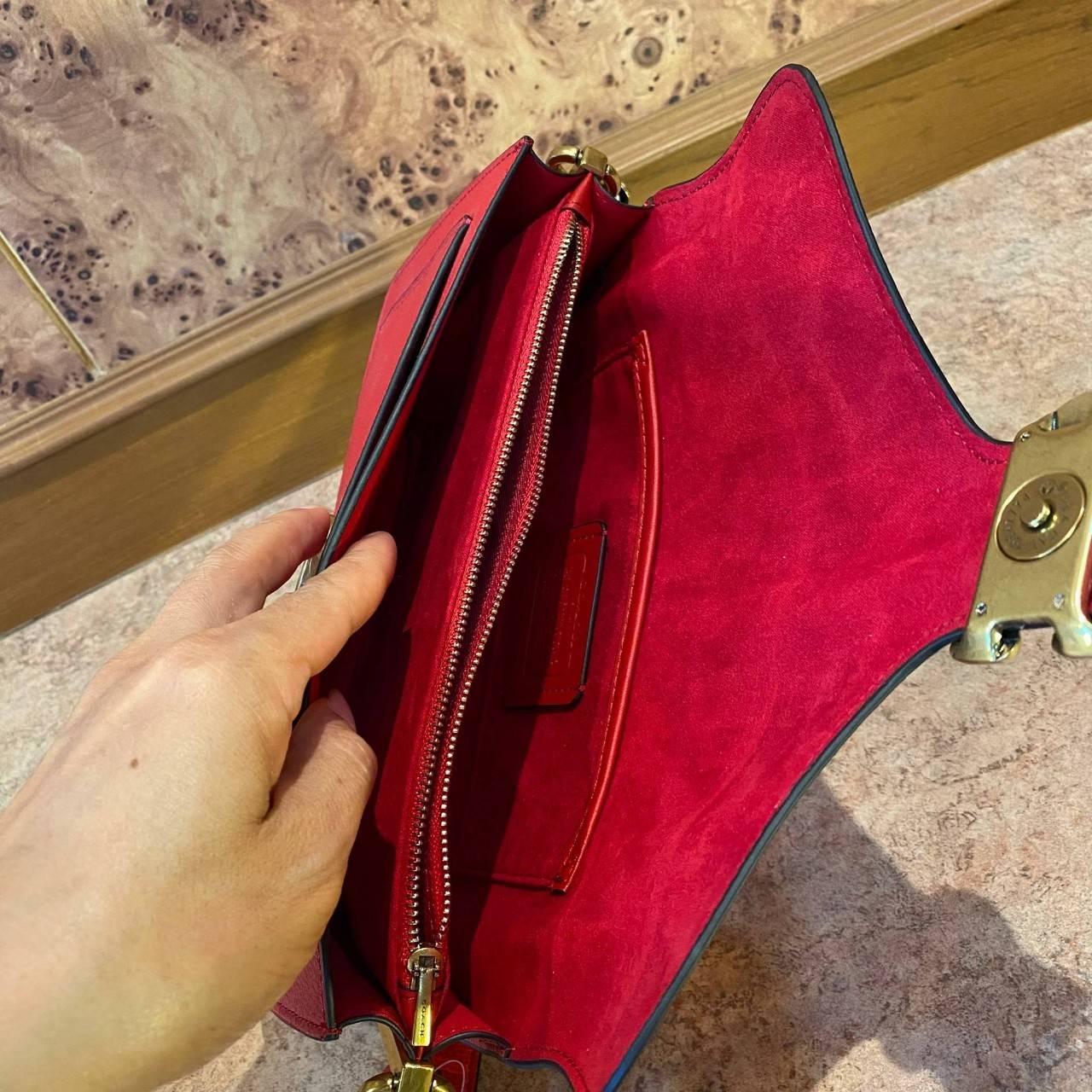 COACH TABBY SHOULDER BAG 26 ((73995)) พัฒนามากจากกระเป๋า Coach รุ่นดังยุค 1970 ทำจากผ้า Canvas เคลือบลายซิกเนเจอร์ หนังลายกรวดและหนังกลับ ด้วยวัสดุคลาสสิค มากับสายที่ถอดได้ถึง 2 สาย ไม่ว่าจะเป็นสายหิ้วหรือสายสะพาย หนังลายกรวดและหนังลูกวัวแบบเนื้อละเอียด แ