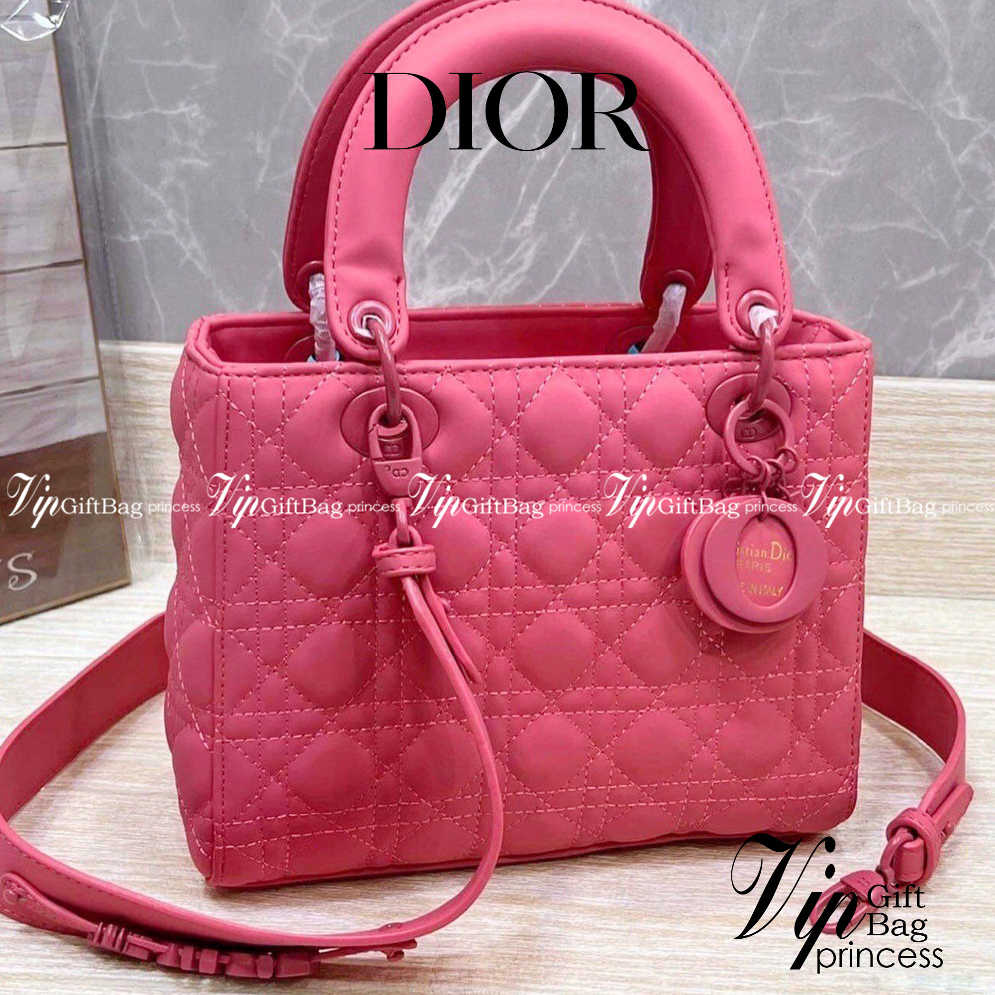 DIOR CD LADY BAG / Christian Dior Lady Dior Ultra-Matte Bag 9.5" ขนาดกำลังดี ใส่ของได้เยอะเลยค่ะ พร้อมส่ง 5 โทนสีพาสเทลหวานๆ น่ารักละมุน ตัวห้อยโลโก้โทนสีเดียวกับกระเป๋า น่ารักมากค่ะ ดีไซน์เรียบง่าย แต่แฝงไปด้วยความหรูหรา วัสดุหนังแท้ ทรงกล่องคลาสสิค