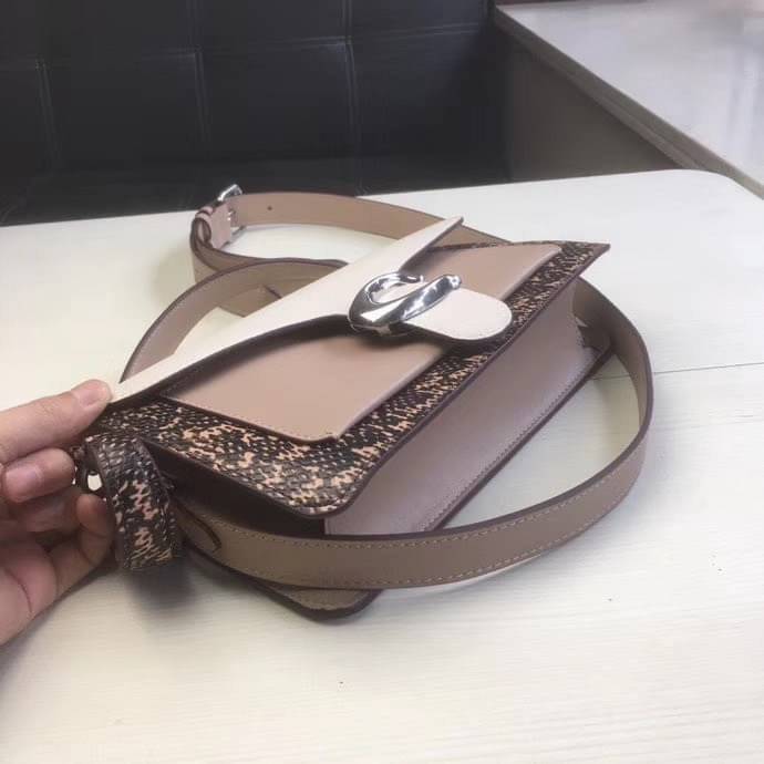 COACH TABBY SHOULDER BAG 26 พร้อมส่งที่ไทยอีกครั้งค่ะ!! กระเป๋าหิ้ว//คล้องไหล่//สะพายข้างได้ สุดคุ้ม! หนังแท้เรียบคลาสสิคเพิ่มความหรูเข้ามาค่ะ ด้านหน้ามีอะไหล่แบรนด์ตัวใหญ่โดดเด่น เปิดปิดกระเป๋าแบบกระดุมแม่เหล็ก ภายในมีช่องหลักใส่ของ2ช่อง;สามารถใส่กระเป๋า