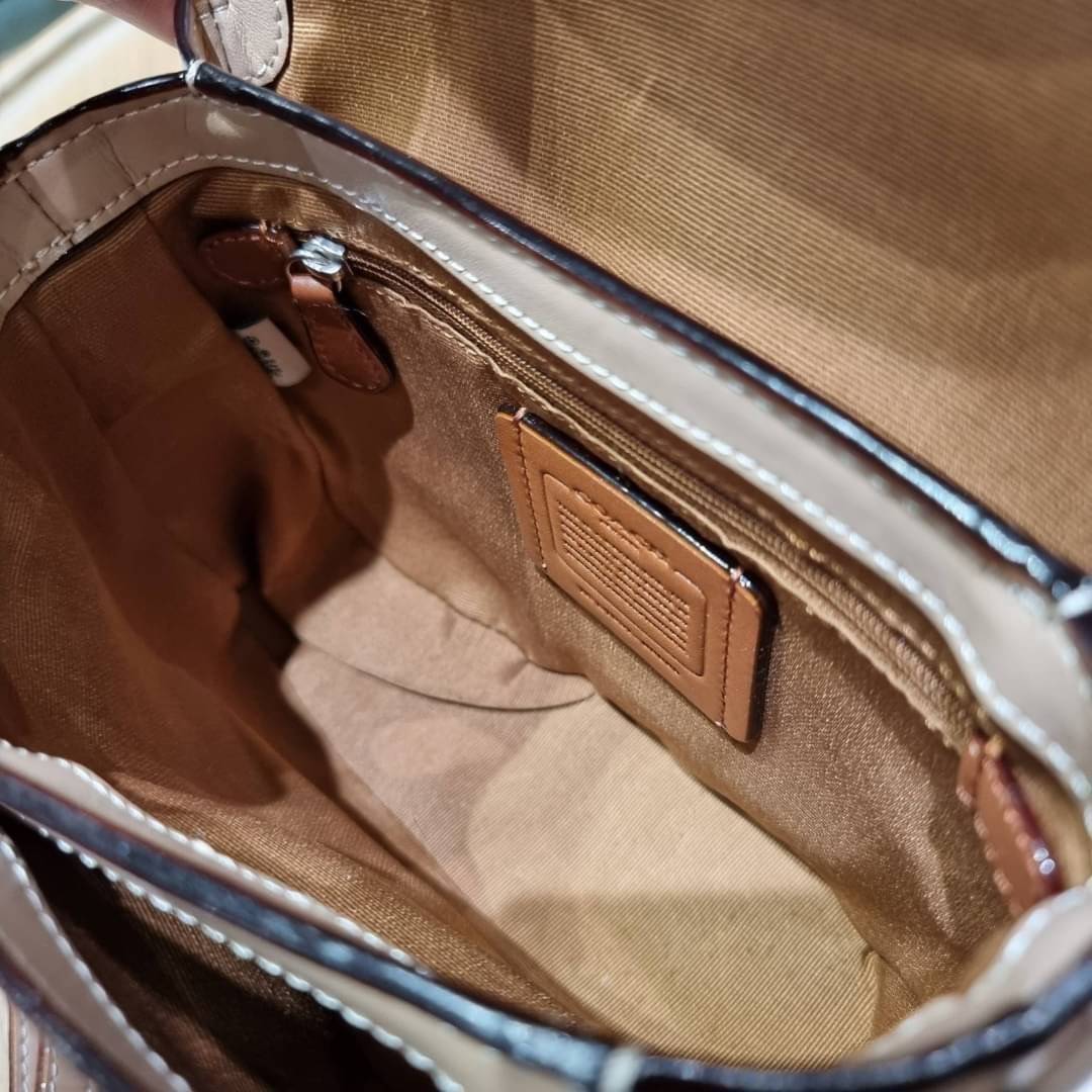 COACH 89089 CASSIE CROSSBODY 19 IN SIGNATURE CANVAS คัมแบ็คแล้วจ้า!! เรียบหรู ดูดี ต้องไอเท็มนี้เลย!! กระเป๋าสะพายข้าง สุดพิเศษ!! มีสายมาให้ถึง 3 แบบ!! สลับใช้แมทช์ตามสไตล์ได้เลย วัสดุหนังแคนวาสสลับหนังแท้ บอกเลยว่าสวยทุกสีนะคอลนี้ เปิด-ปิดด้วยตัวบิดล็อค 