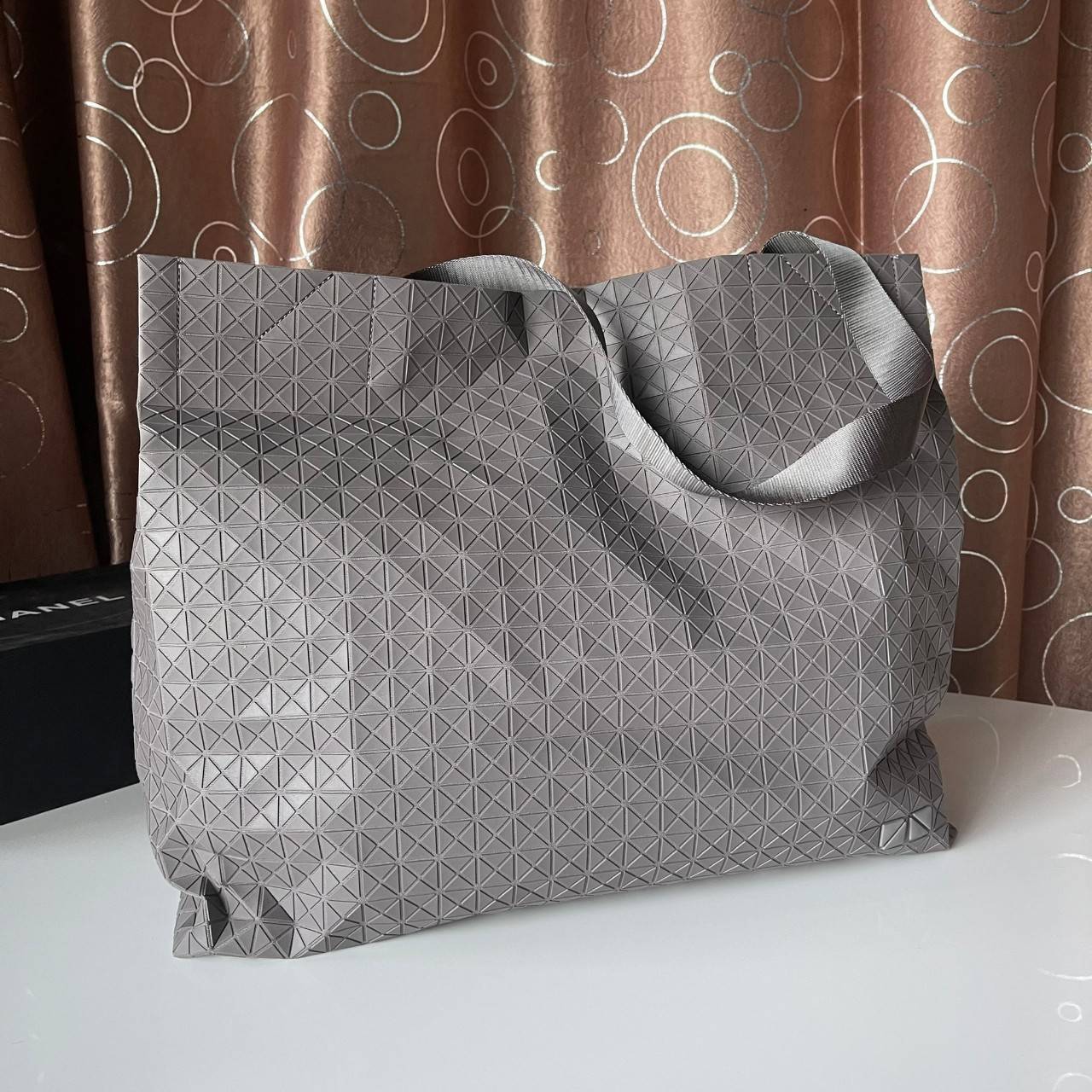 VIP 】Bao Bao Issey Miyake Cart Tote Bag พร้อมส่งที่ไทย รุ่นใหม่ล่าสุด สามารถใช้ได้ทั้งผู้หญิงกับผู้ชาย เบาสบายจุของได้เยอะสามารถทนทานต่อน้ำหนักได้สูงใช้งานได้ยาวๆเลยค่ะ