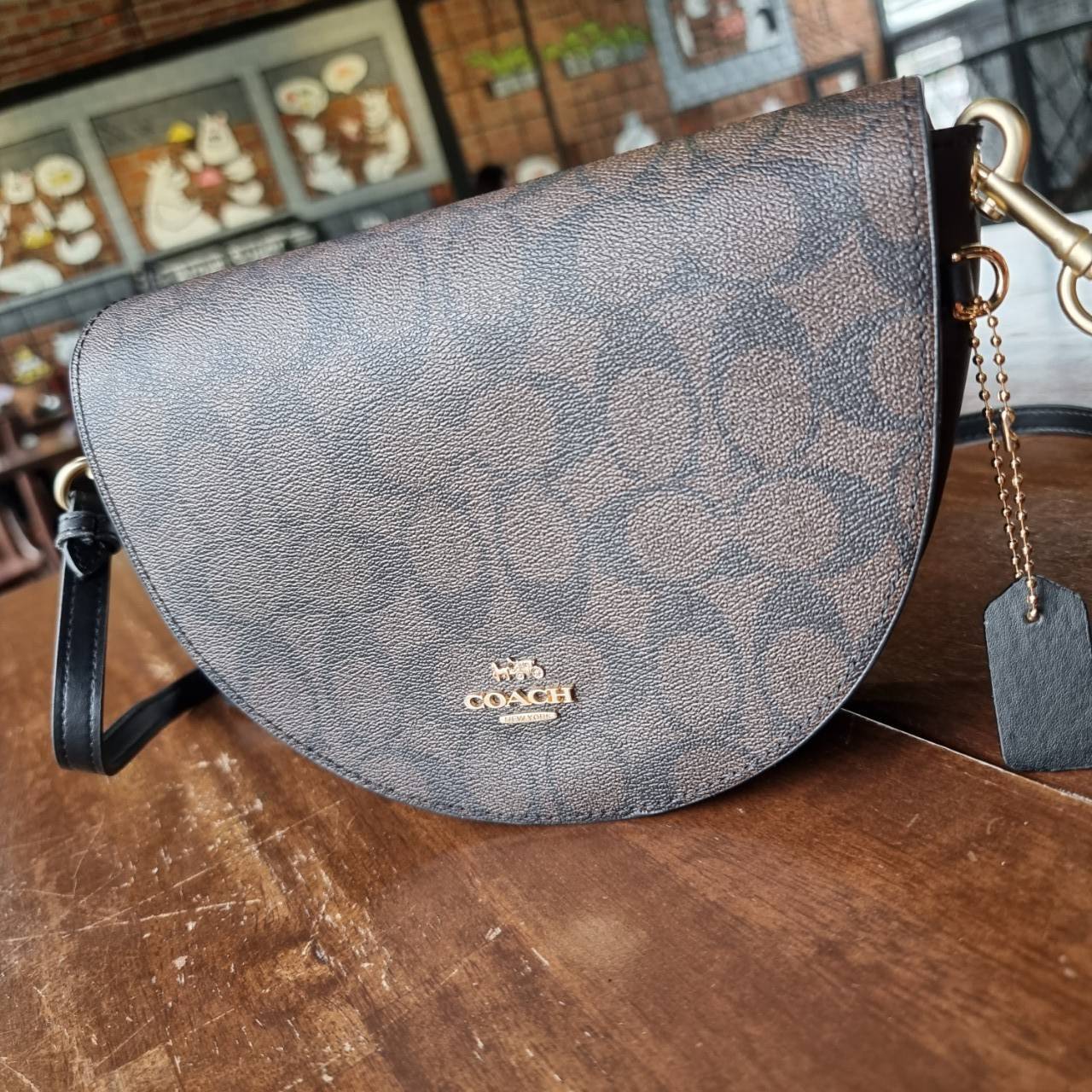 ของแท้ 💯% COACH C1430 ELLEN CROSSBODY IN SIGNATURE CANVAS กระเป๋าสะพายดีไซน์สุดเก๋ ดูดีไม่ซ้ำใคร ทรงสวยลายคลาสสิค วัสดุหนังแคนวาสเคลือบลาย