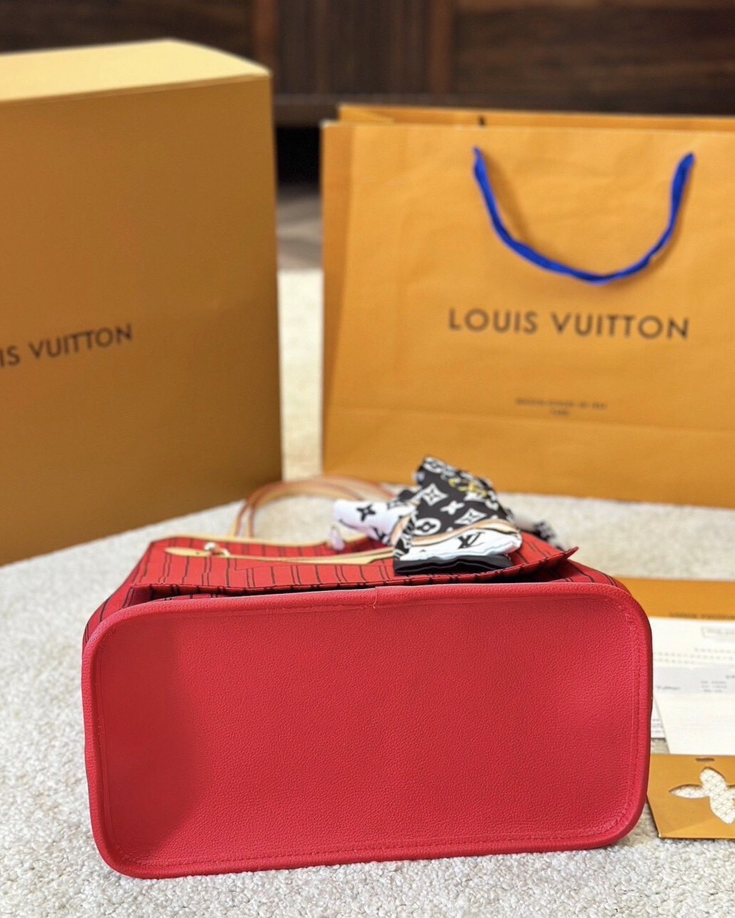 LV Neverfull Bandoulière Inside Out MM กระเป๋าทรงโท้ทรุ่นใหม่ล่าสุด ใช้ได้ 2 ด้าน ภายในสีสดใสมีชีวิตชีวา เป็นการรังสรรค์สุดท้าทายครั้งใหม่ของกระเป๋ารุ่นไอคอนิกจากหลุยส์ ที่สุดของความหรูหรา