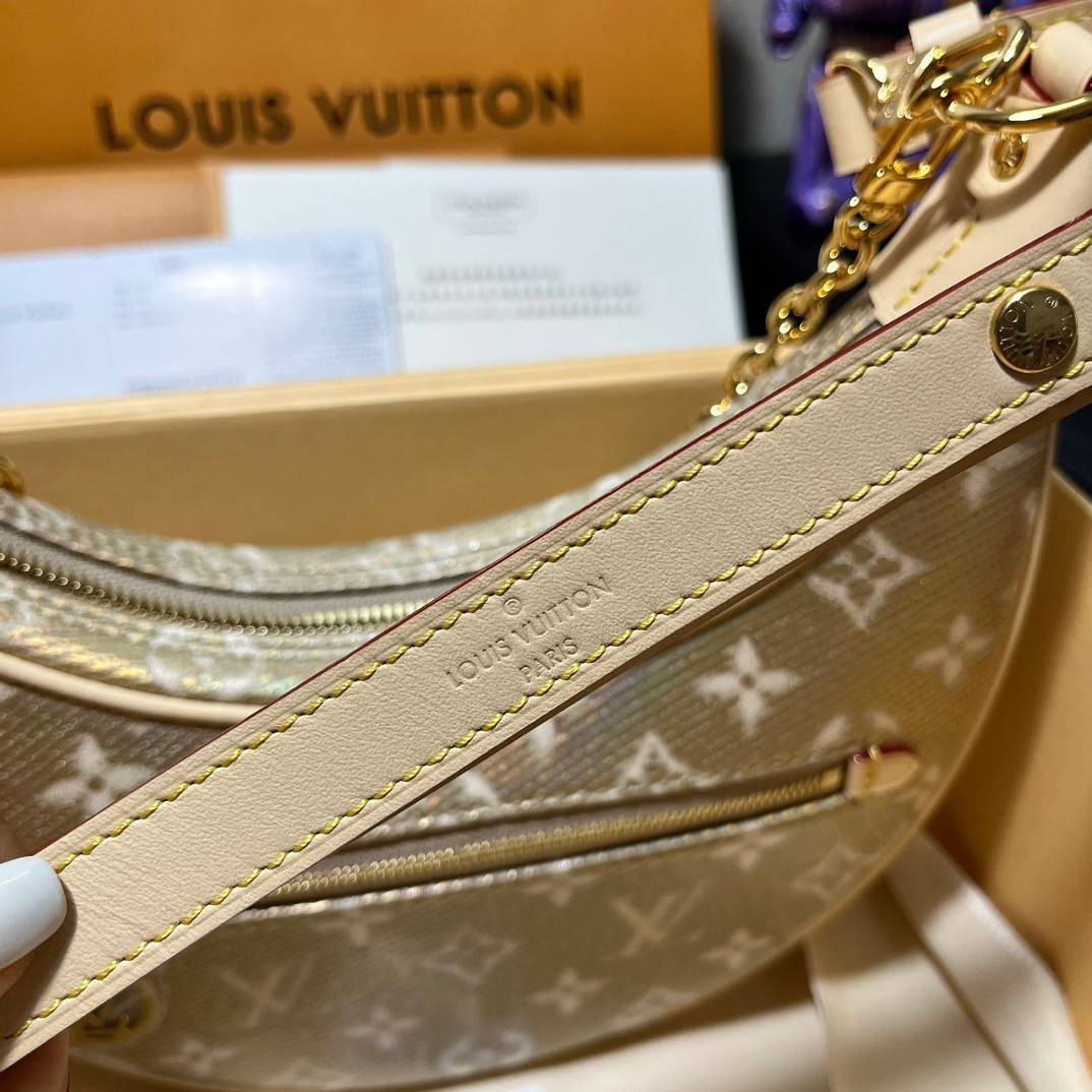 Lv gold loop monogram / LV Loop PM GOLD Bag เกรดท็อปออริจินอล มีความละเอียดของเนื้องานมากที่สุด ปราณีตตรงปกทุกใบ ใช้สลับของแท้ได้ ใช้งานต่างประเทศได้ เข้าออกผ่านทุก ตม.