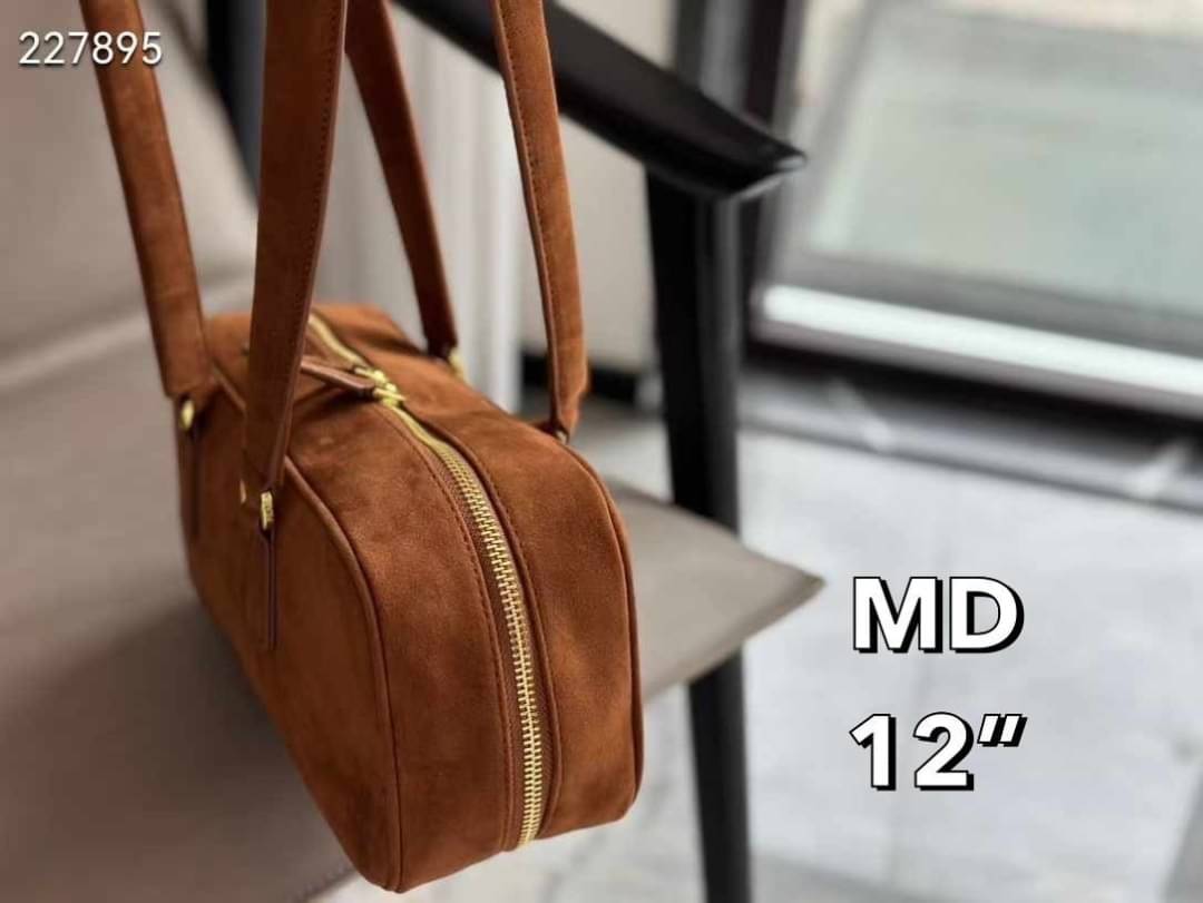 PRADA Suede Shoulder Bag กระเป๋าถือ/สะพายไหล่สุดชิค งานหนังกลับสวยเก๋ สวยเด่นเป็นเอกลักษณ์มาก ดีไซน์เรียบแต่มากมีอยู่จริง สวยดูแพง ที่ไม่มีตอนนี้คือพลาด