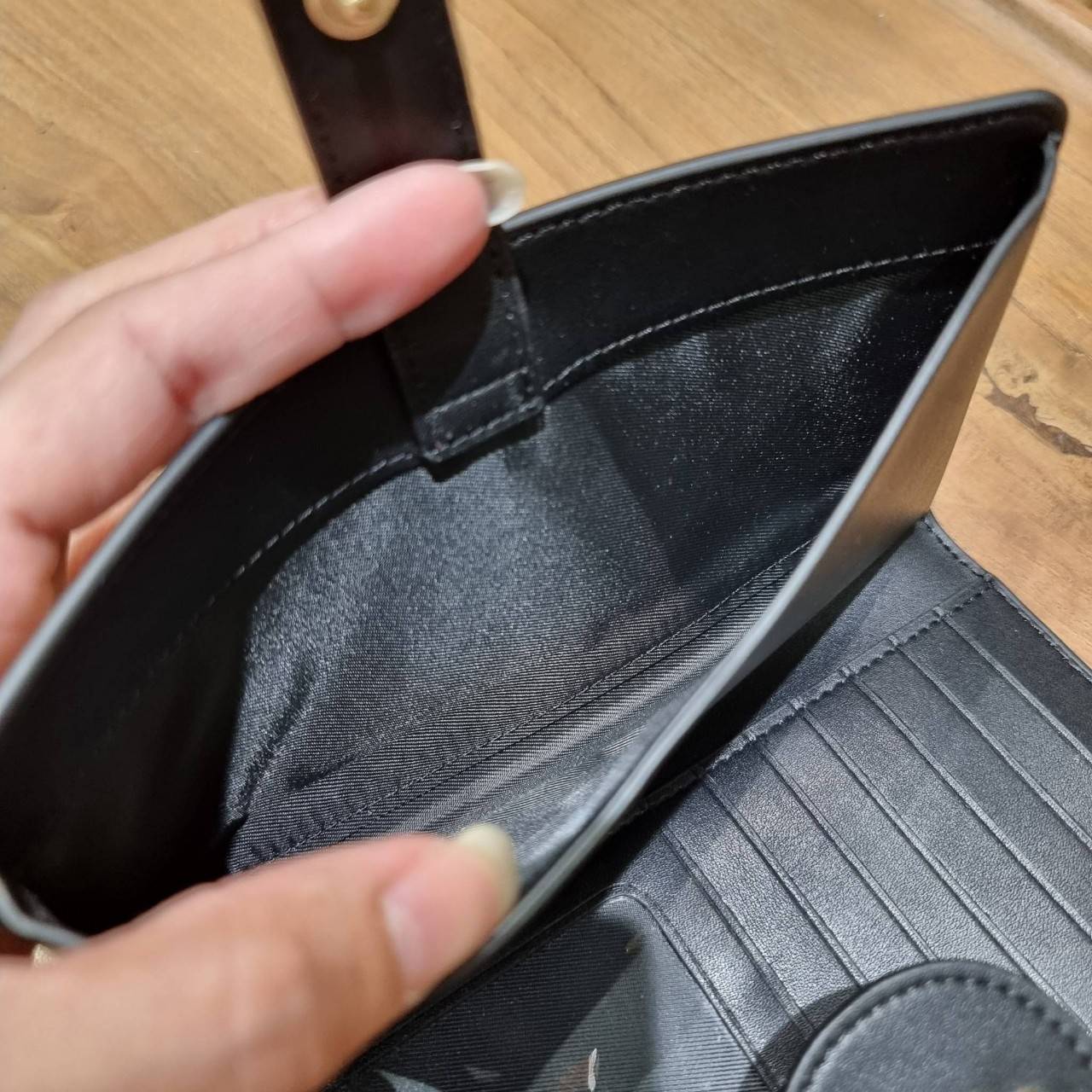 พร้อมส่ง 7 สี COACH C2874 TECH WALLET IN COLORBLOCK SIGNATURE CANVAS จัดให้สีใหม่ก่อนใคร!! ดีไซน์ใหม่ คอลเลคชั่นสวยหรู กระเป๋าสตางค์พร้อมสายคล้องมือ ง่ายต่อชีวิตมากจ้า!! มันดีอะไรเบอร์นี้ ใส่ได้ทั้งบัตร และโทรศัพท์ก็ใส่ได้ทุกรุ่น แถมยังมีช่องซิปแยกไปอีก ช