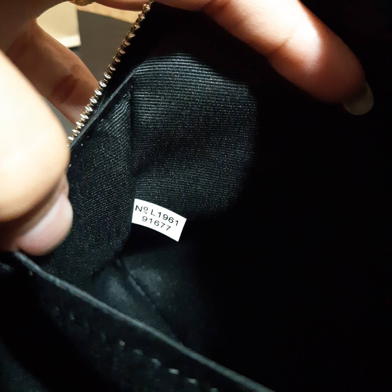 COACH 91677 MINI CAMERA BAG IN SIGNATURE CANVAS ขายดีที่สุด!! กระเป๋าสะพายข้างไซส์มินิ คลาสสิคอยู่ทรง อะไหล่ทองตัดดูหรู วัสดุหนังแคนวาสเคลือบลาย เปิด-ปิดด้วยซิป สายสะพายปรับได้ตามตัว ใบนี้แมทช์ได้ทุกลุค ใช้เป็น everyday bag ได้สบายๆเลยจ้า