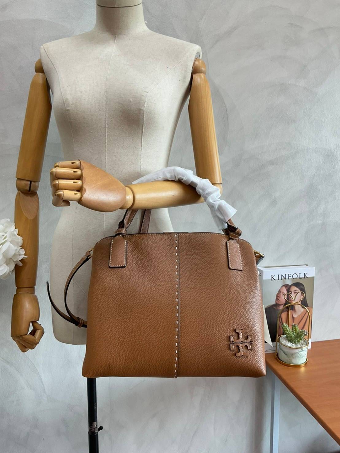 TORY BURCH Mcgraw Satchel Tote Bag (Size L) กระเป๋าถือ/สะพาย Crossbody วัสดุหนังลูกวัวแท้ 100% ด้านหน้าประดับโลโก้หนัง ตัดเป็นรูปตัว T สัญลักษณ์แบรนด์ ตัวกระเป๋าเดินด้ายเล่นลายเพิ่มลูกเล่น เพื่อความเก๋!!