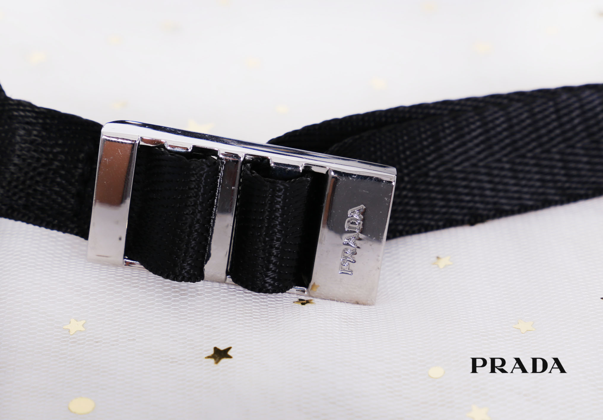 Prada nylon shoulder bag / Prada crossbody nylon bag VIP gift ใช้ได้ทั้งหญิงชาย ห้ามพลาดรุ่นใหม่l Prada Bag ทรงใหม่มีไว้ไม่ซ้ำใครแน่นอนคะ จะสะพายข้าง หรือ คาดอกก็ได้ วัสดุทำจากผ้า Nylon เนื้อหนาคุณภาพดี ตัวอะไหล่เงินสวยหรู ขนาดกำลังดี ใส่ของได้เยอะ มือถือ