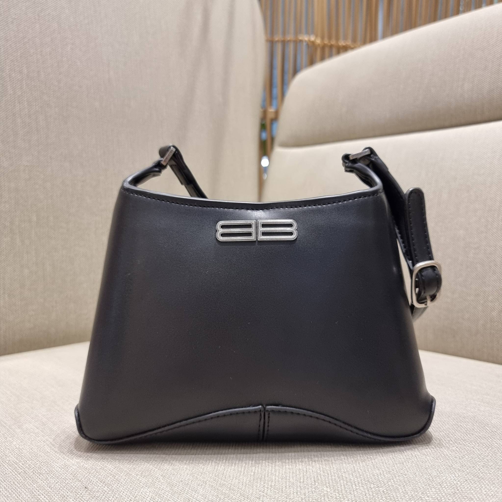 Balenciaga XX small leather shoulder bag กระเป๋าสะพายดีไซน์สวยเลิศ!! ไม่ซ้ำ เอกลักษณ์ที่โดดเด่นด้วยรูปทรง และขนาดที่กำลังเหมาะใช้งาน พร้อมดีไปหมด!! วัสดุสังเคราห์เรียบหรู ปากกระเป๋ามีแถบแม่เหล็กคาดกันของหล่นได้ ภายในกระเป๋าเป็นช่องโล่ง มีช่องซิป และช่องย่