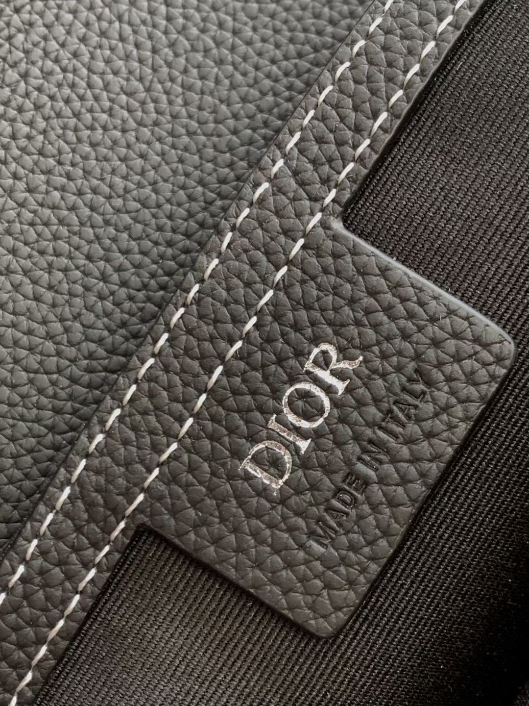 DIOR MINI Saddle Messenger Bag with Flap / Khaki / Black / Oblique Jacquard with Grained Leather กระเป๋าสะพายทรงแมสเซ็นเจอร์ รุ่นยอดนิยมของท่านชาย เกรดท็อปออริ สลับแท้ 1:1