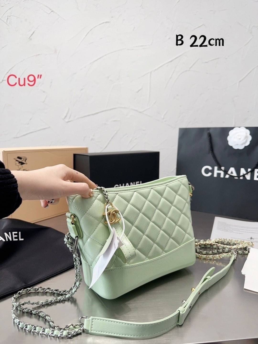 CHANEL Gabrielle Bag กระเป๋าสะพายซิกเนเจอร์ ดีไซน์ไม่เหมือนใคร เป็นเอกลักษณ์ สวยคลาสสิค No.1 ต้องยกให้ไอเท็มนี้เท่านั้น ใช้งานได้หลากหลาย สะพายได้ไม่ซ้ำ