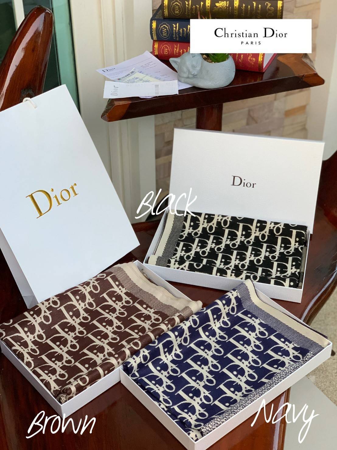 CHRISTIEN DIOR PARIS VINTAGE SILK SCARF สุดเอ็คเซ็คคลูทีฟกับแบรนด์ดังจากปารีส ด้วยงานพรีเมี่ยมกิ้ฟ ส่งมอบความรู้สึกดีๆให้กับคนที่คุณรัก ในรูปแบบผ้าพันคอและผ้าคุมไหล่ผืนใหญ่ให้ความอบอุ่น ถักทอด้วยผ้าcashmereลายวินเทจ มาพร้อมกล่องแบรนด์และถุงกระดาษกลายเป็นข
