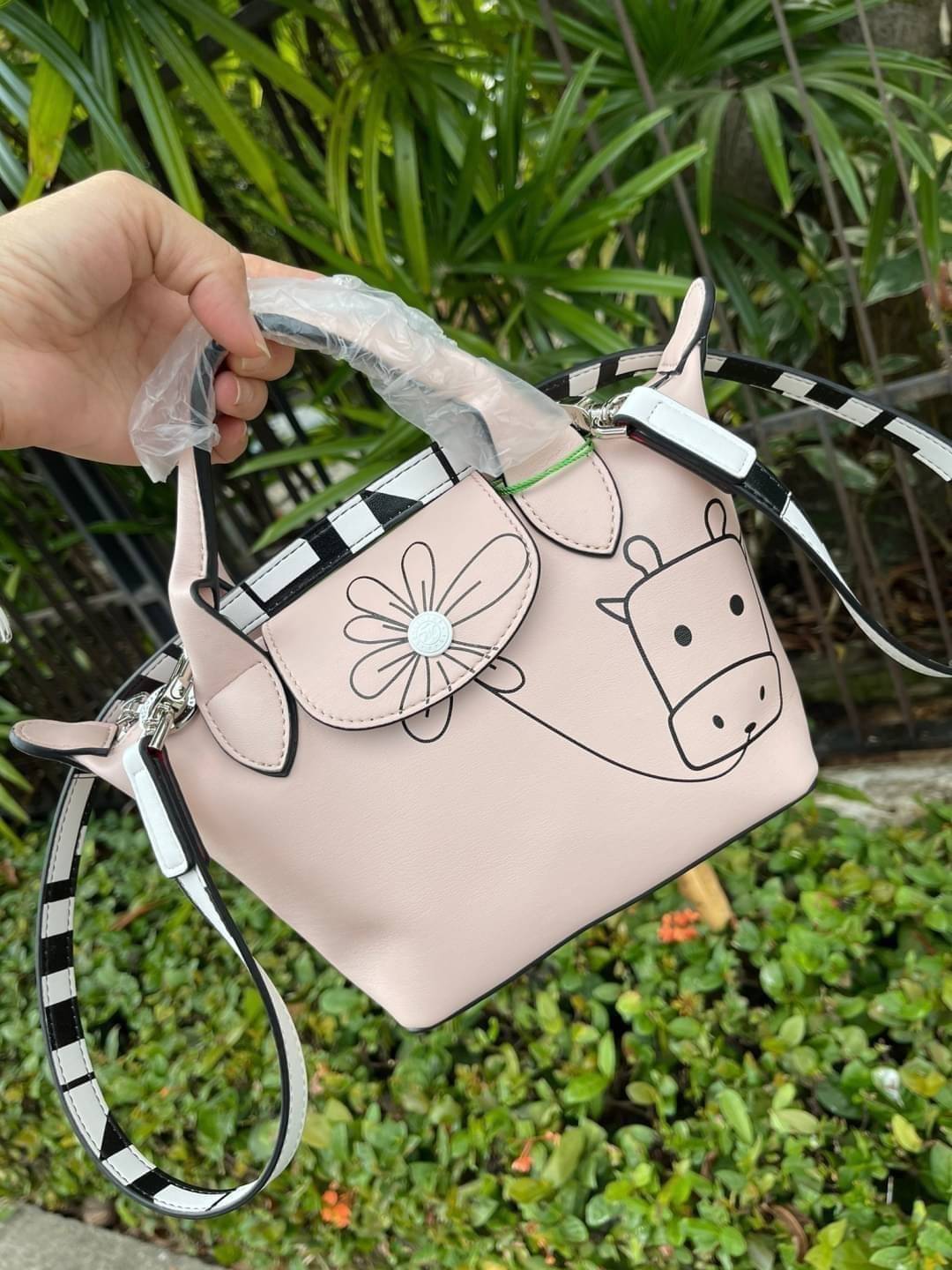 Longchamp year of the Ox Capsule / Longchamp Year of OX LE PLIAGE CUIR TOP HANDLE BAG XS ต้อนรับปีวัวด้วยคอลเล็คชั่นพิเศษ วัสดุหนังเมทิส (Metis) หรือหนังแกะเนื้อนุ่มมาพร้อมหูจับขนาดสั้นเหมาะถนัดมือ