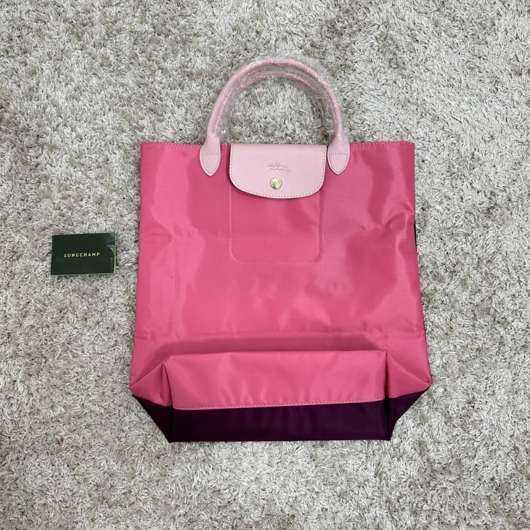 LONGCHAMP LE PLIAGE RE-PLAY TOP HANDLE BAG สินค้ารุ่นลิมิเต็ด collection สุดปัง ซื้อใบเดียวเหมือนได้2 ใบ กระเป๋าสะพายแนวตั้งที่กว้างขวาง มีเอกลักษณ์เฉพาะตัวแต่มีดีไซน์ที่น่าดึงดูด