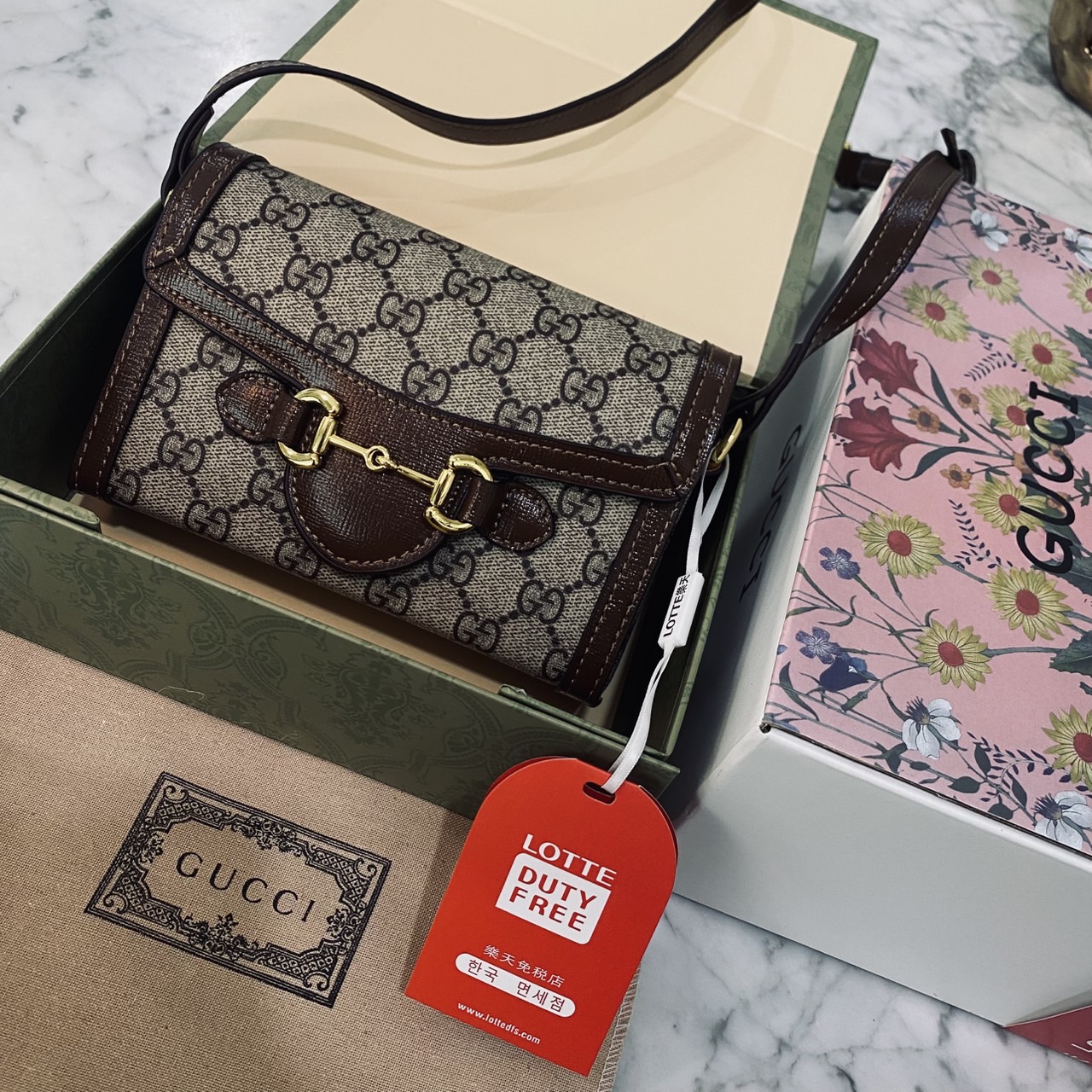 GUCCI Horsebit 1955 Mini Bag กระเป๋าสะพายทรงกล่องสวยอยู่ทรง ใส่โทรศัพท์หรือของใช้เล็กน้อยได้อย่างคล่องตัว แฝงความหรูราคาดีงามจัดมาให้พร้อม box set เป็นใบที่จะหยิบใช้ได้บ่อยๆ ด้วยขนาดกำลังดีใบนี้เอาอยู่เลยค่ะ