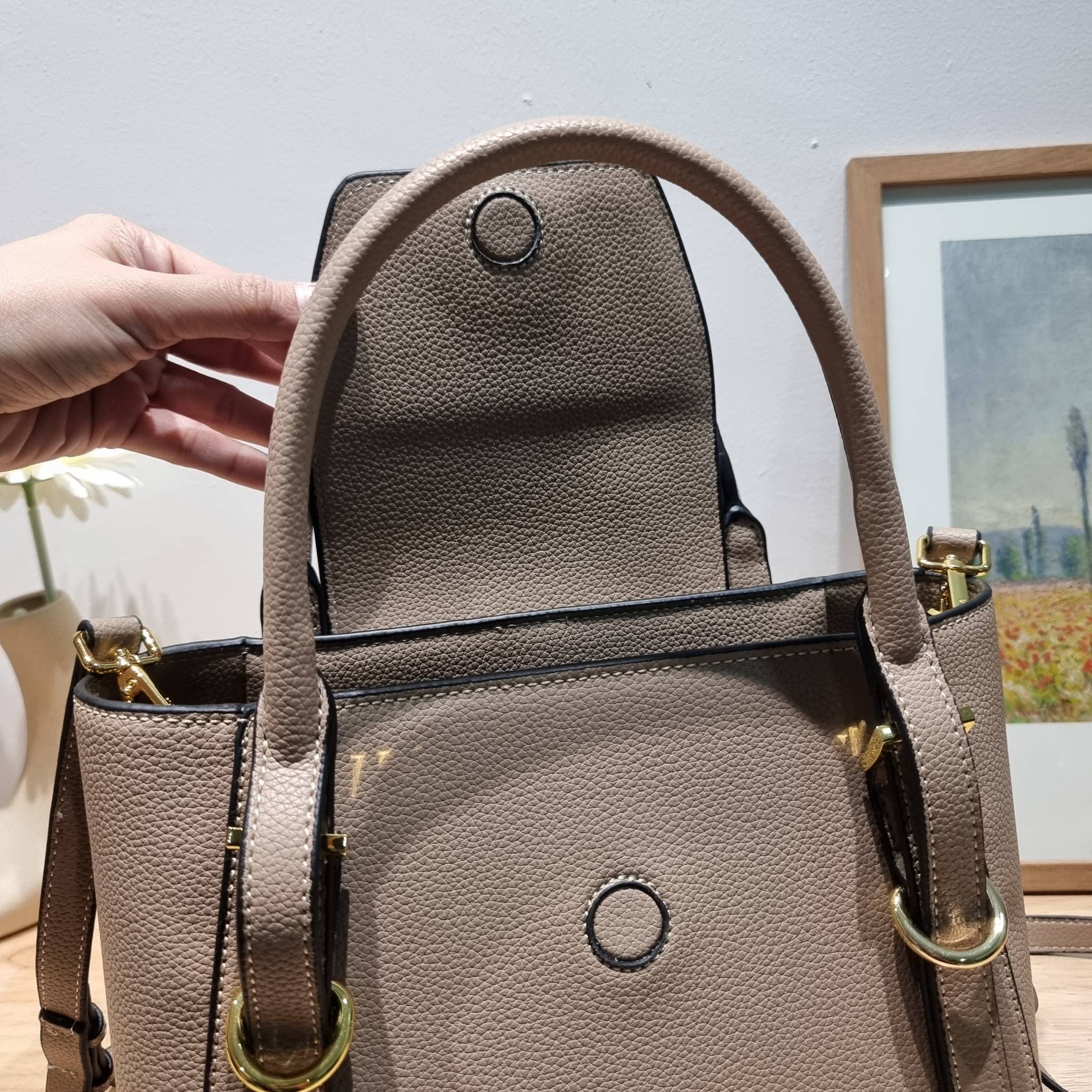 PRADA Saffiano leather bag / Prada leather bag กระเป๋าถือ/สะพายล่าสุด ที่ดีไซน์เรียบหรู สวยคมชัด เต็มไปด้วยดีเทลน่าใช้ สายคล้องไหล่ที่สามารถถอดออกได้